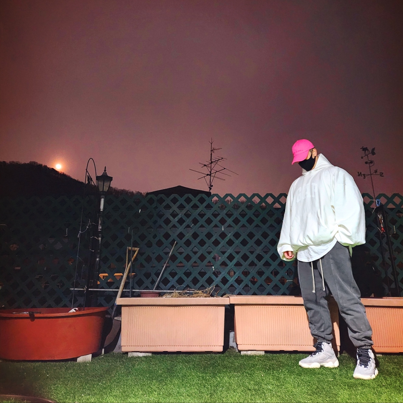 Yeezy Gap Engineered By Balenciaga Dove Hoodie White, Adidas Yeezy 500 High Mist Stone 착용 스타일 - 1