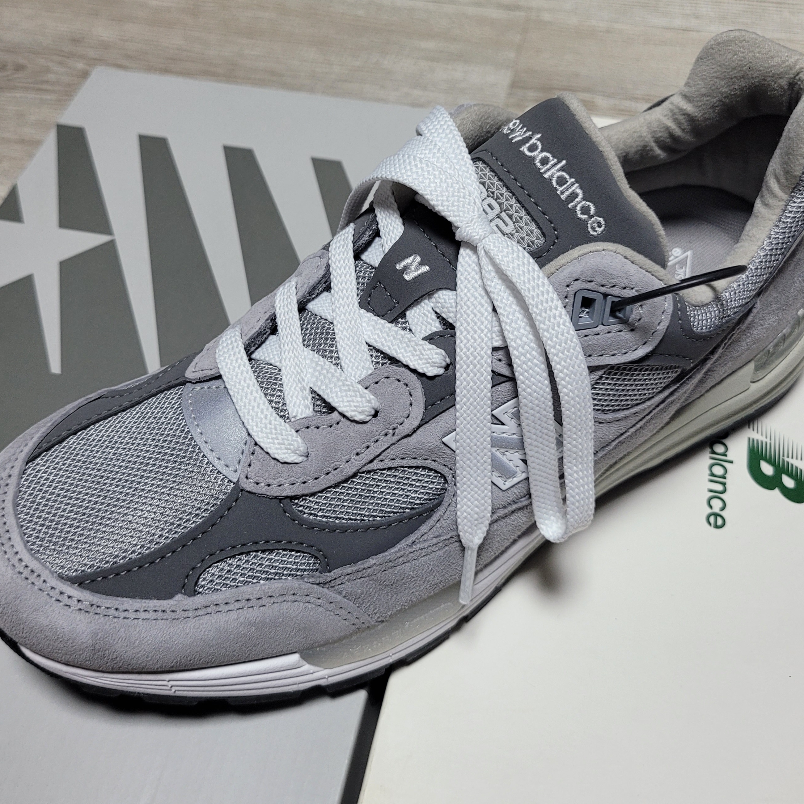 New Balance 992 Made in USA Core Grey Silver Metallic, New Balance x JJJJound 992 Made in USA Grey 착용 스타일 - 2