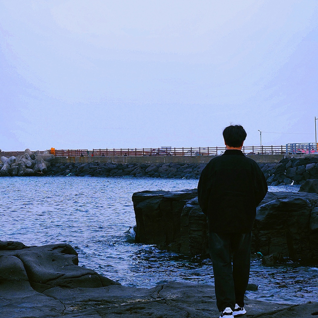 스투시 워시드 캔버스 샵 자켓 블랙, 메종 미하라 야스히로 블레이키 OG 솔 캔버스 로우탑 스니커즈 블랙 화이트 착용 스타일 - 4