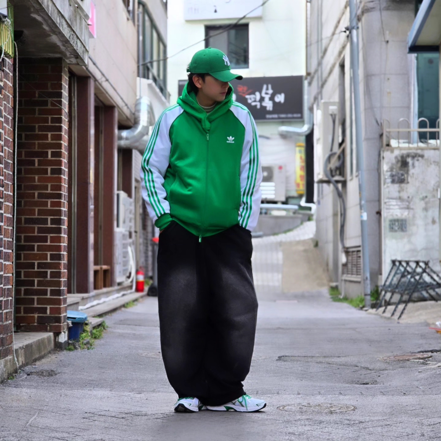 Adidas SST Track Top Wonder White Collegiate Green - KR Sizing, Adidas SST Track Top Wonder White Collegiate Green - US Sizing 착용 스타일 - 1
