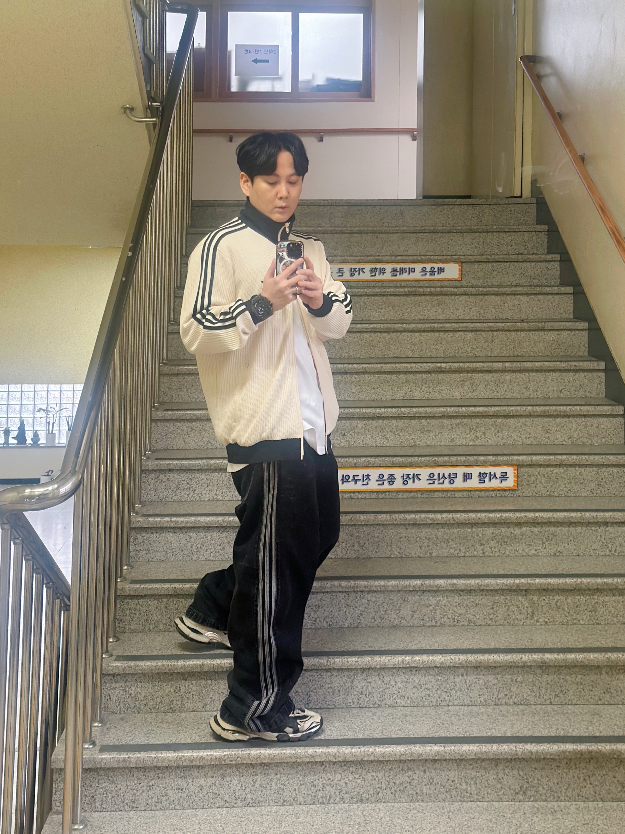 Adidas Waffle Beckenbauer Track Top Wonder White - KR Sizing, Adidas Adicolor Denim Firebird Pants True Black Denim - KR Sizing 착용 스타일 - 1