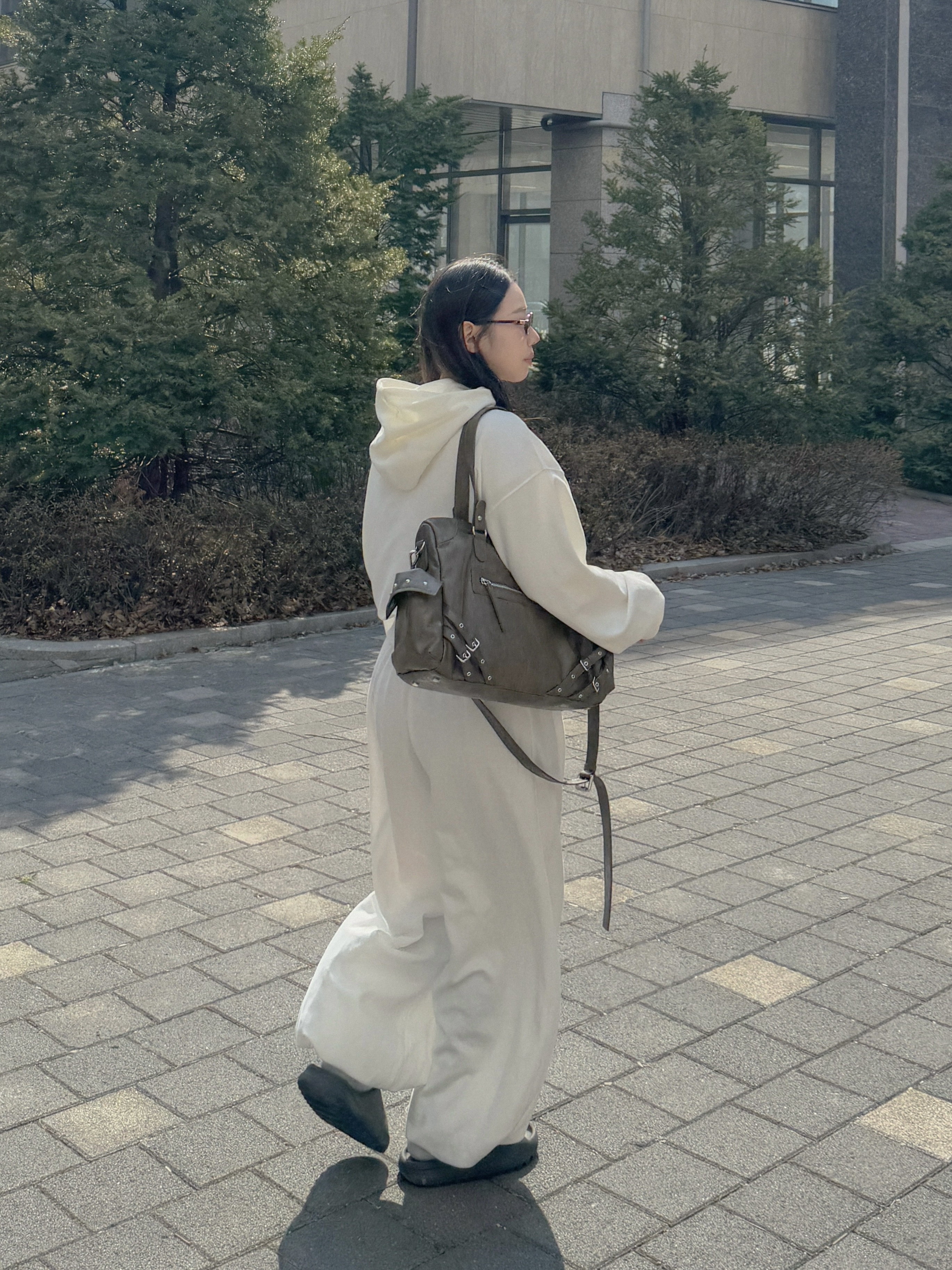 Adidas Yeezy Slide Onyx 착용 스타일 - 1