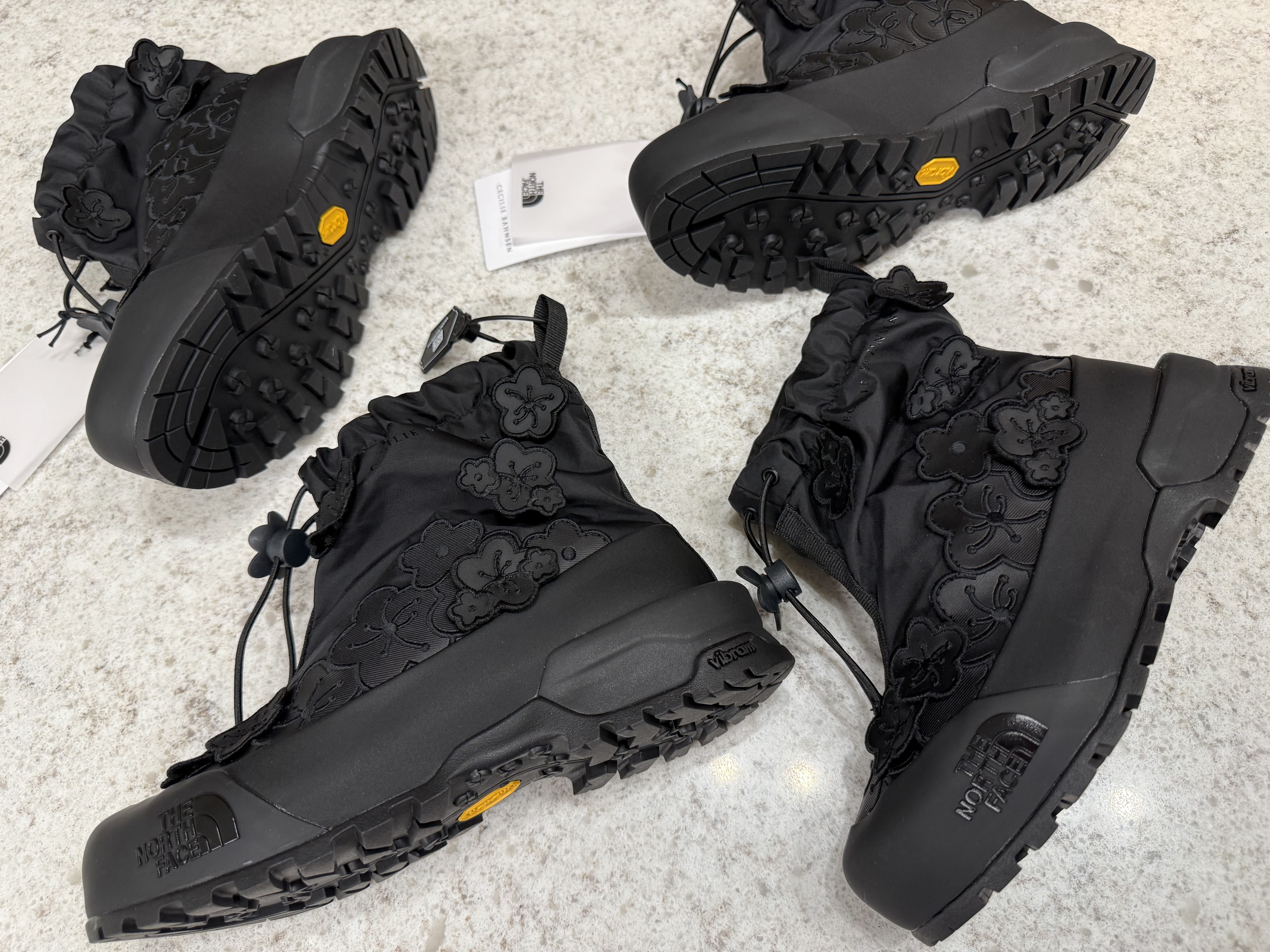 The North Face x Cecilie Bahnsen Glenclyffe Gaiter TNF Black 착용 스타일 - 2