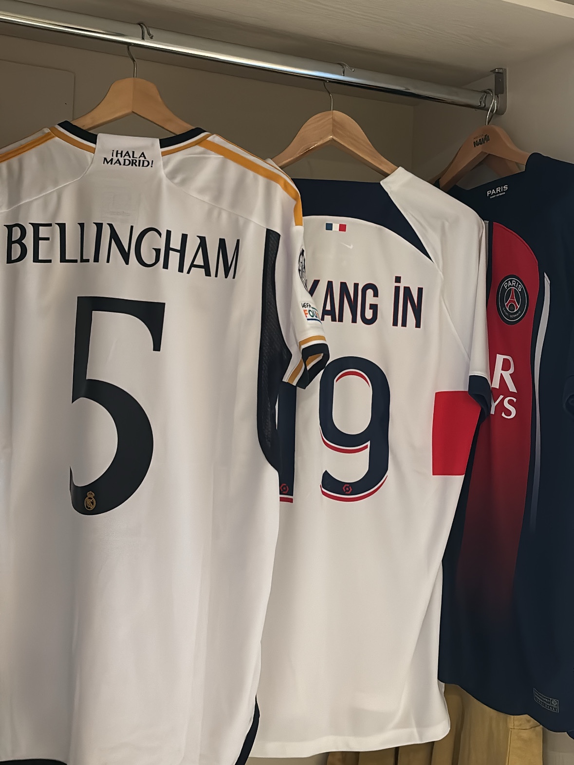 Nike Paris Saint-Germain 2023/24 Dri-Fit Stadium Away Jersey White Midnight Navy (Non Marking Ver.), Adidas Real Madrid 2023/24 Home Jersey White - KR Sizing (Non Marking Ver.) 착용 스타일 - 4