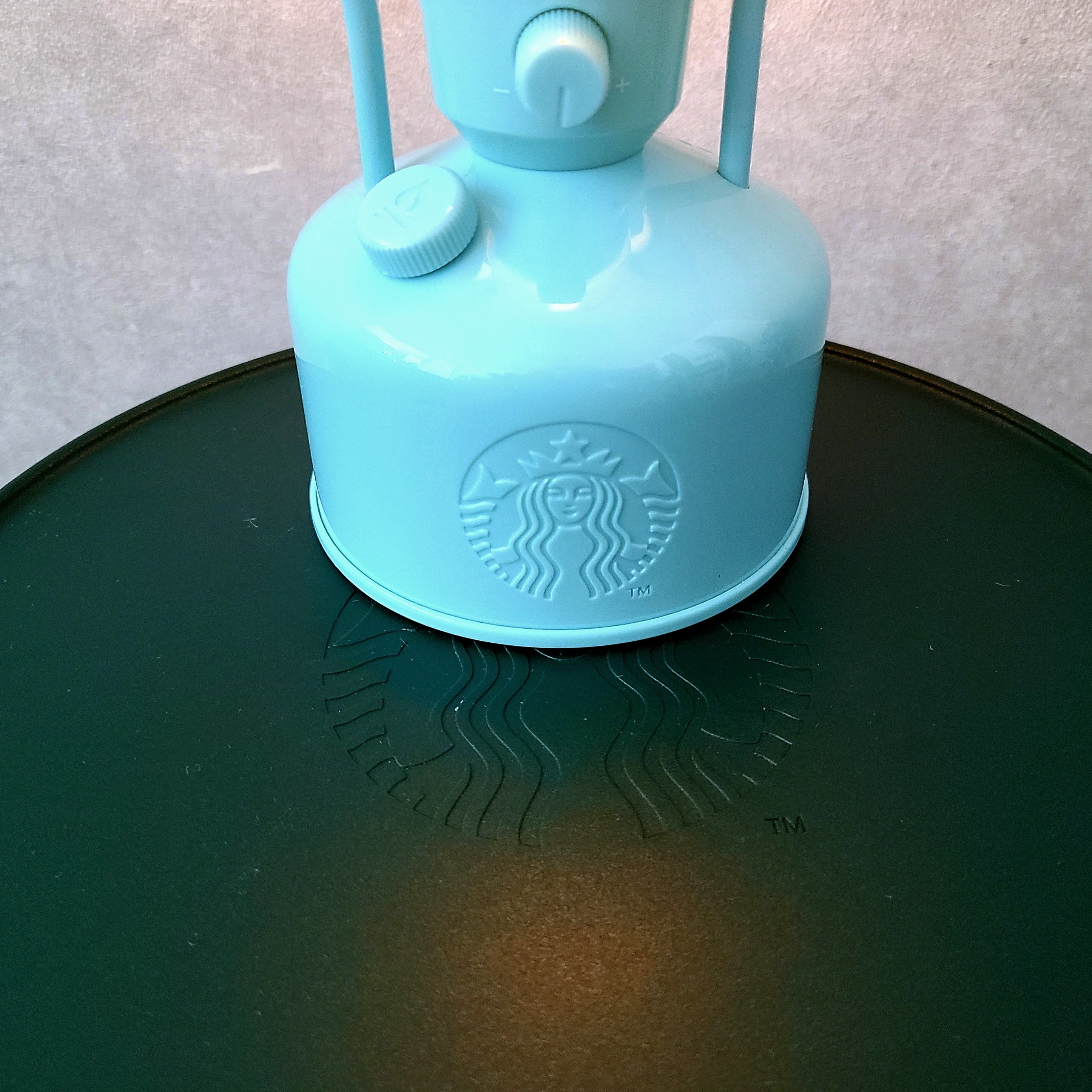 Starbucks Summer Night Singing Lantern Mint Blue (Korean Ver.), Starbucks x Helinox Side Table Green 착용 스타일 - 3