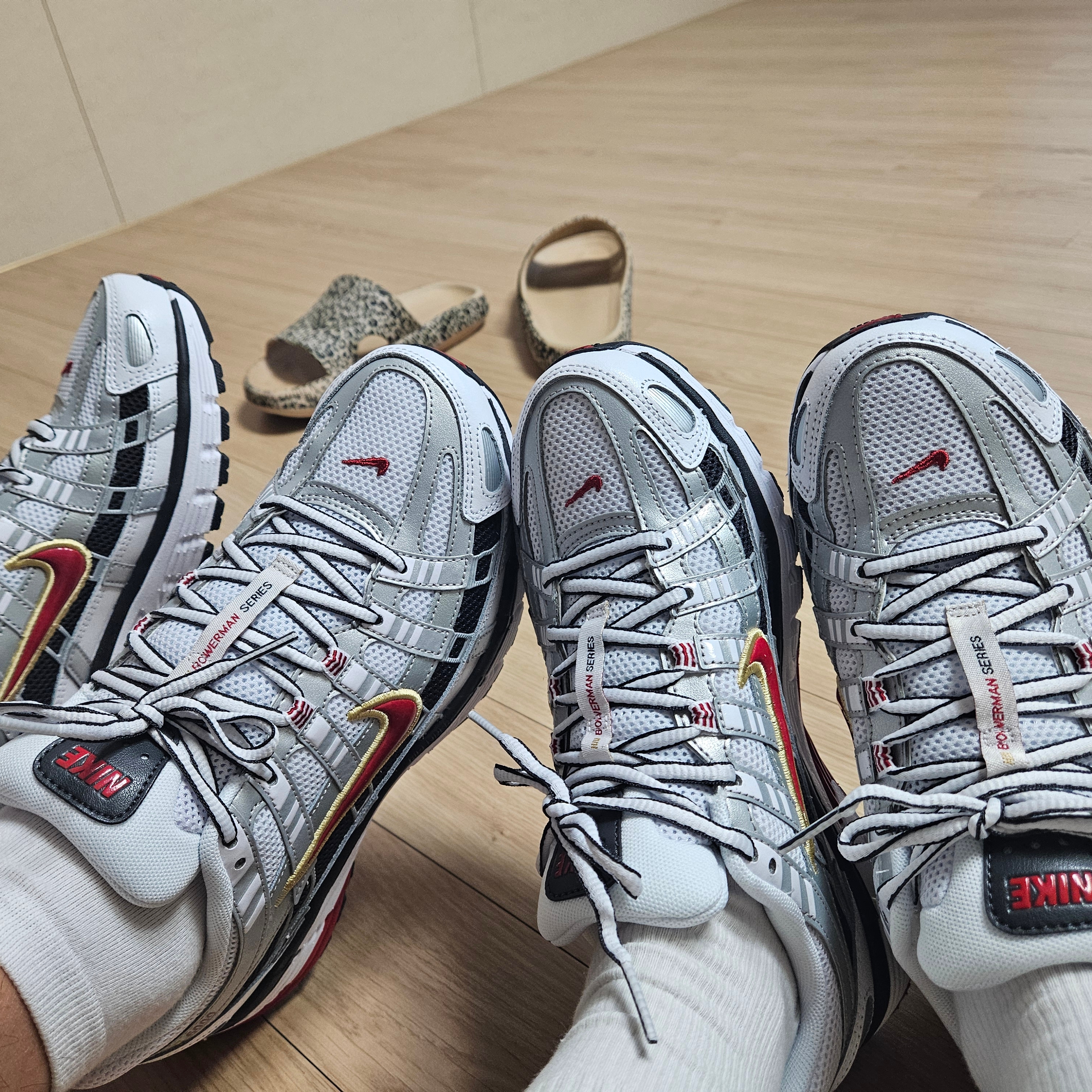 (W) Nike P-6000 Metallic Silver Red 착용 스타일