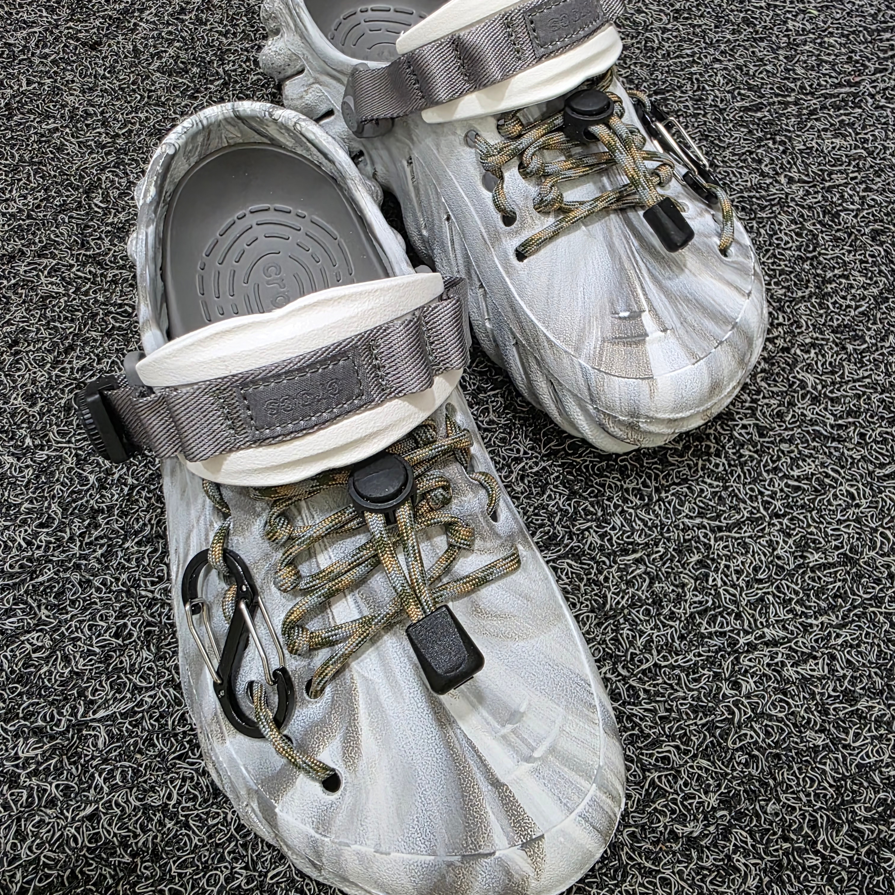 Crocs Echo Marbled Clog Moonlight Multi 착용 스타일 - 2