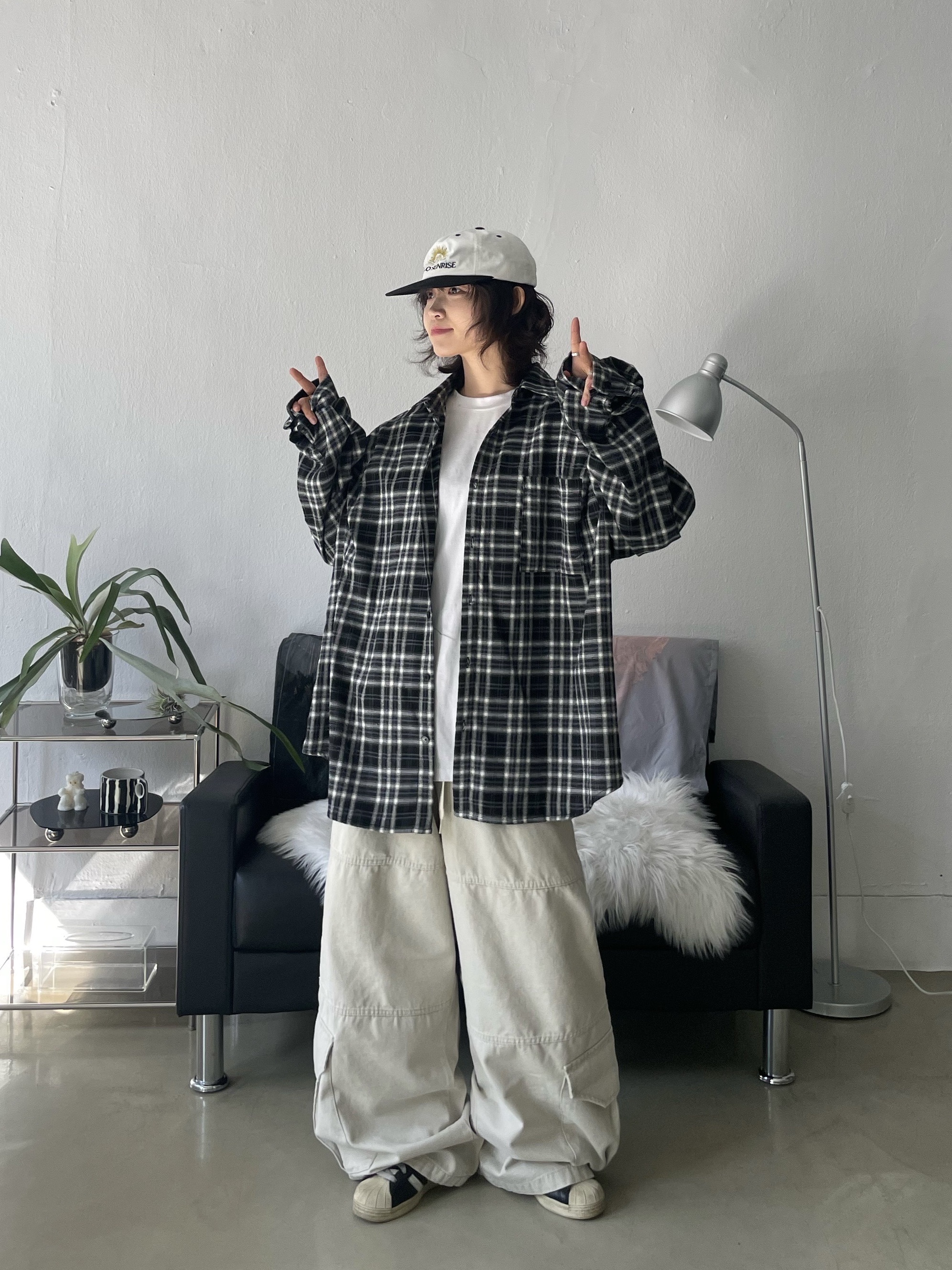Hello Sunrise  Two Tone Washed OG Logo 6panel Cap Off White & Black 착용 스타일 - 2
