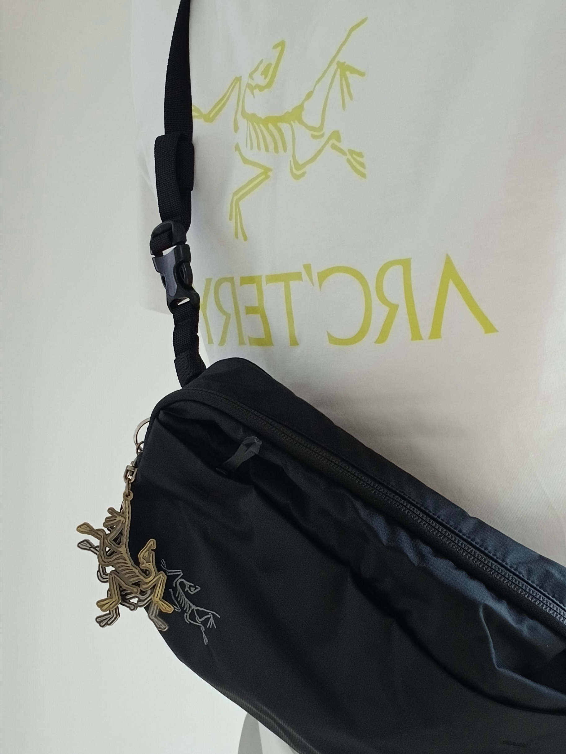 Arc'teryx Keyring Metal, Arc'teryx Heliad 6 Crossbody Bag Black 착용 스타일 - 5