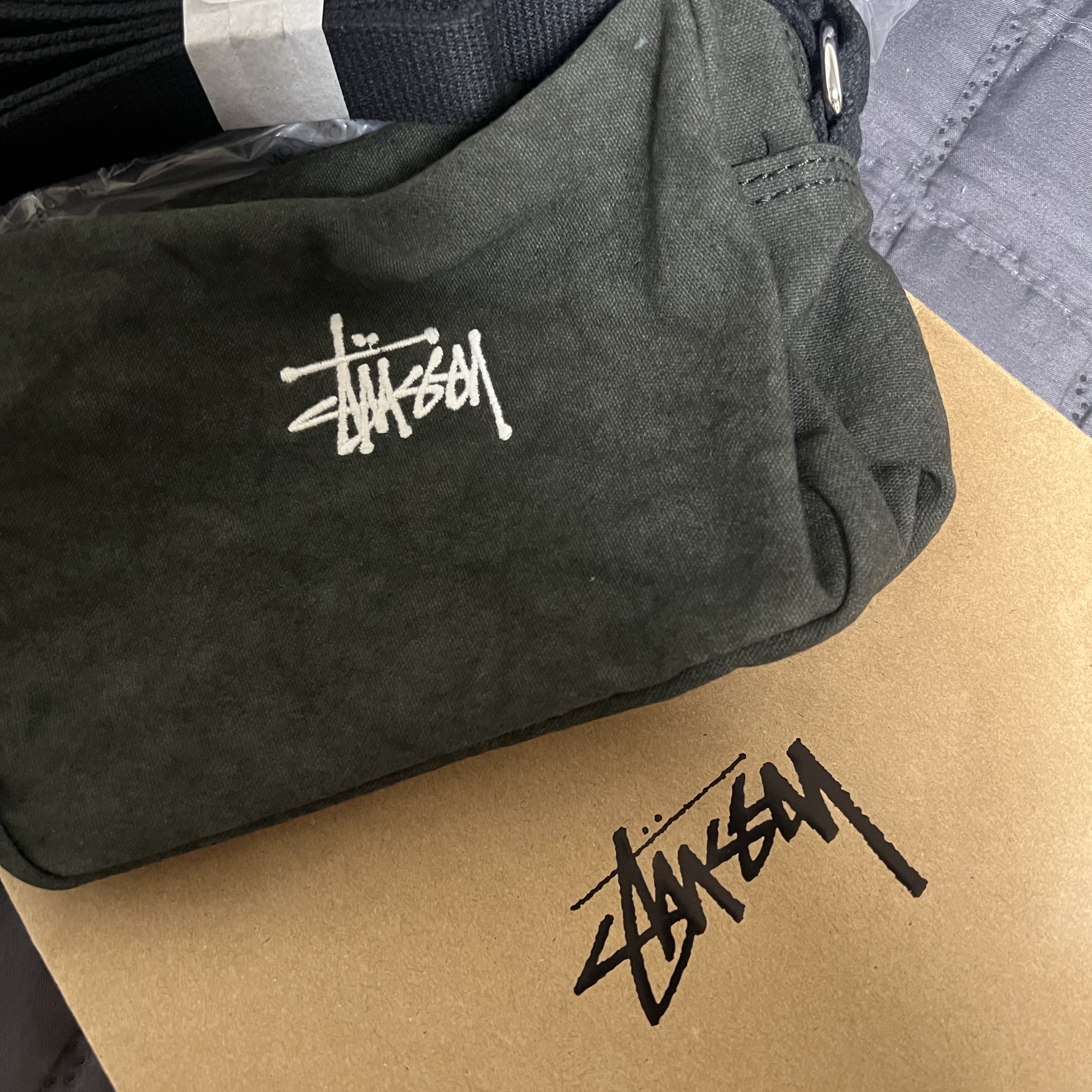 Stussy Canvas Side Pouch Washed Black 착용 스타일
