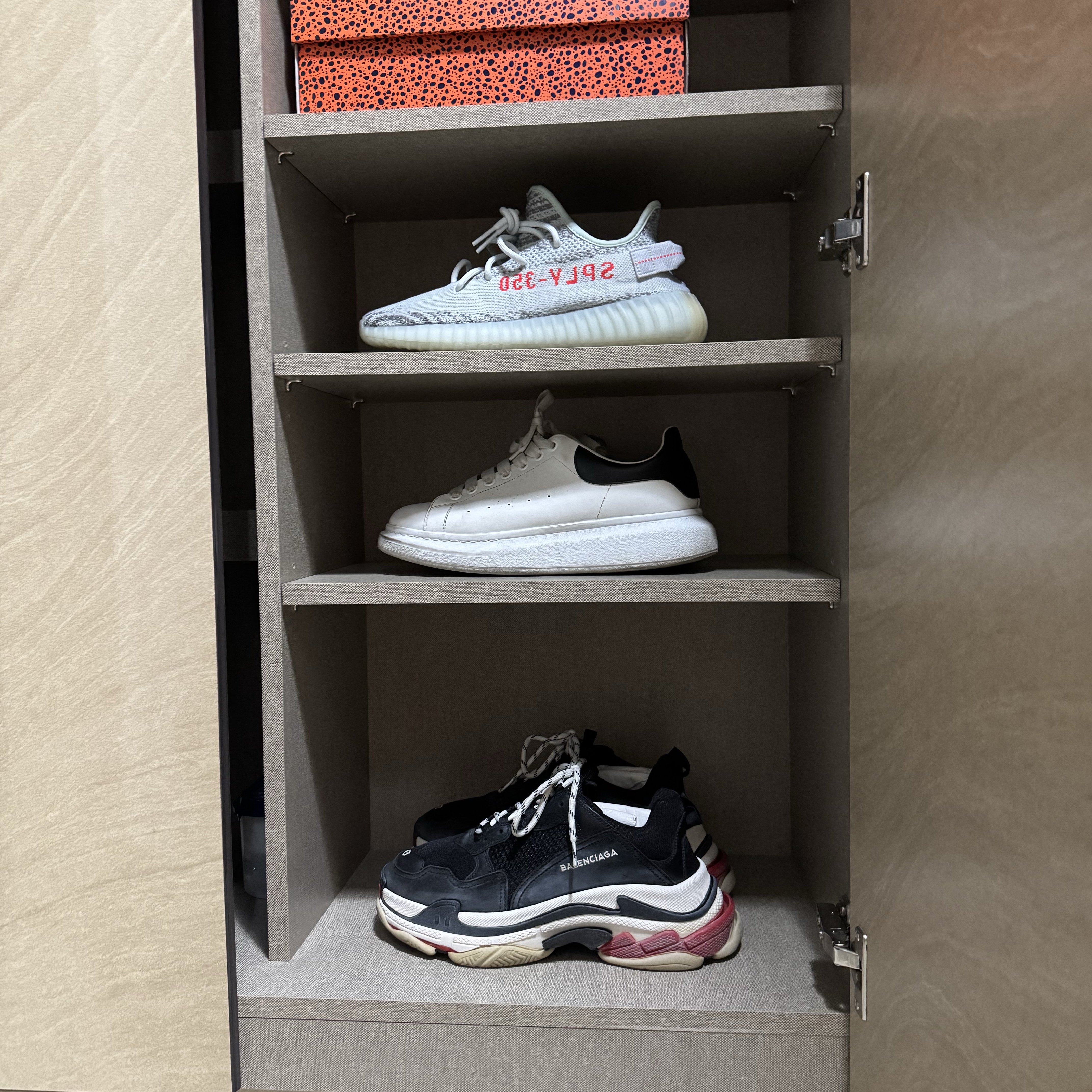 Adidas Yeezy Boost 350 V2 Blue Tint 2021/2022/2023, Balenciaga Triple S Sneakers Black 착용 스타일