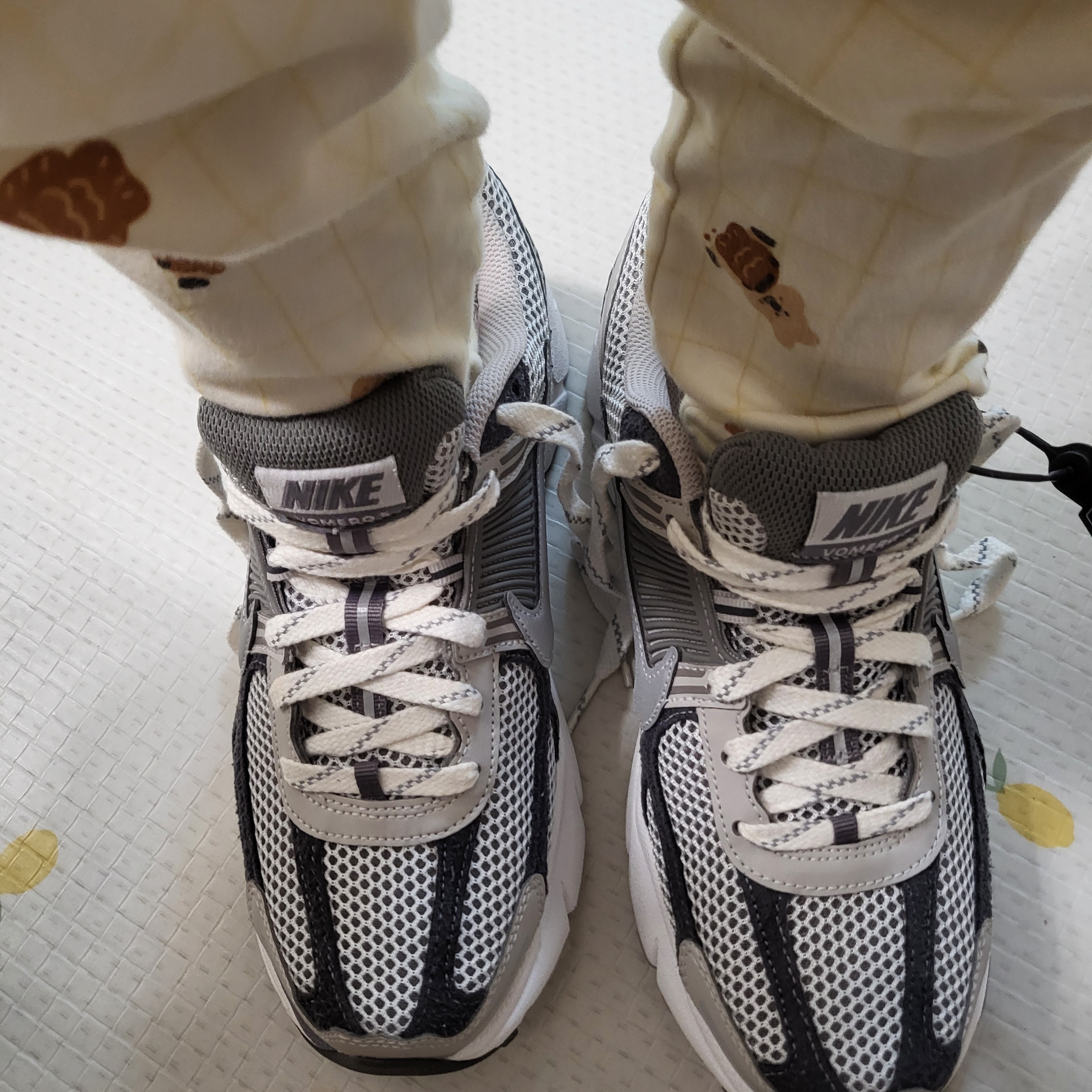 Nike Zoom Vomero 5 PRM Light Iron Ore and Flat Fewter 착용 스타일
