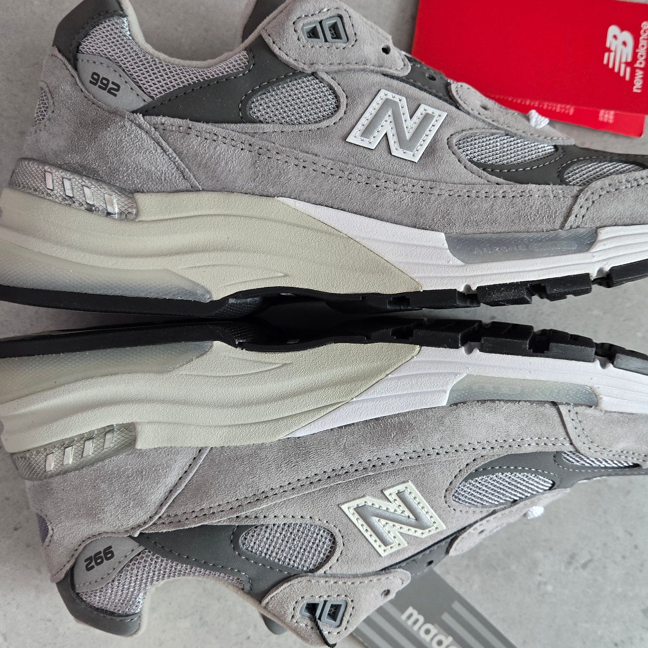 New Balance 992 Made in USA Core Grey Silver Metallic 착용 스타일 - 2