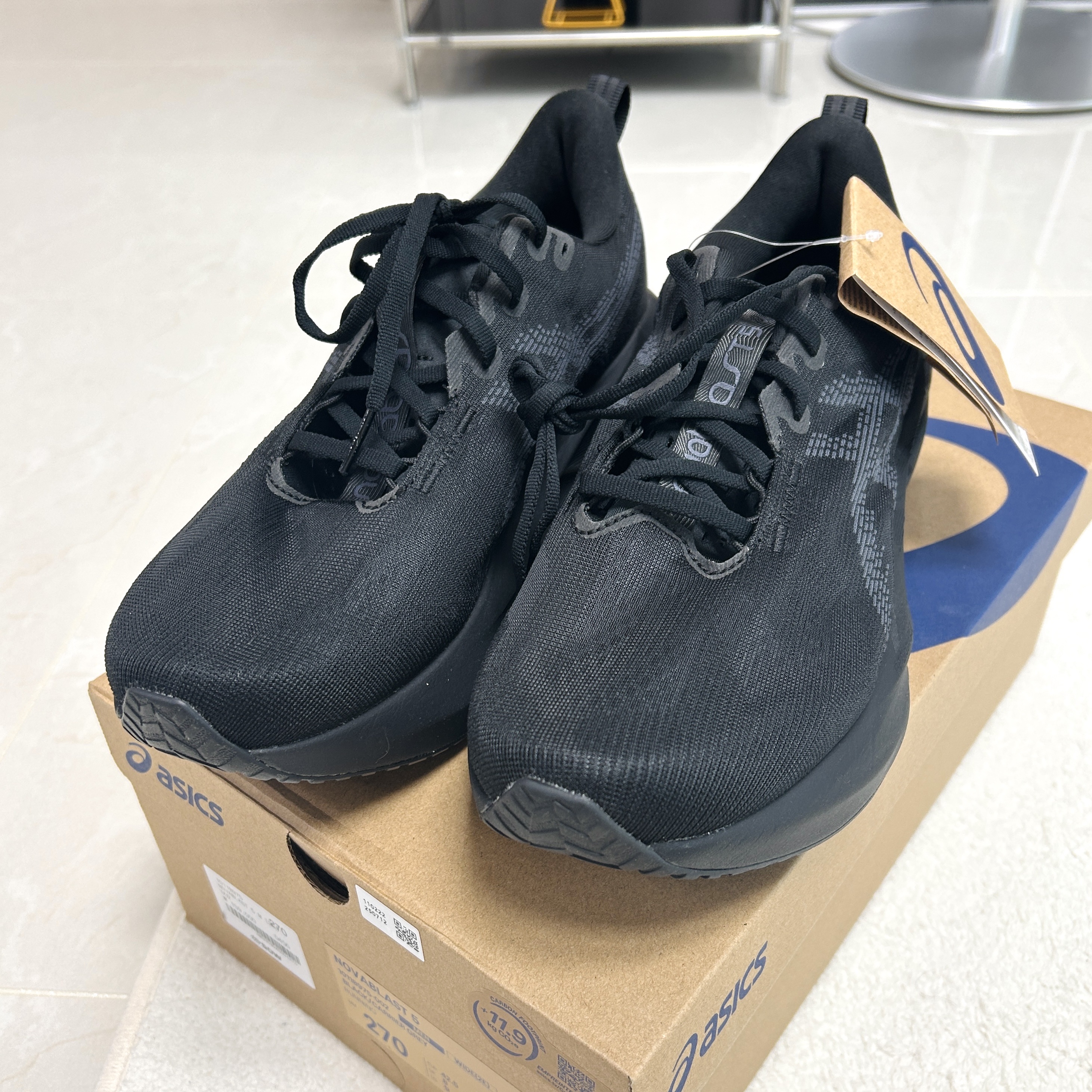 Asics Novablast 5 Black Carrier Grey - 2E Wide 착용 스타일 - 3
