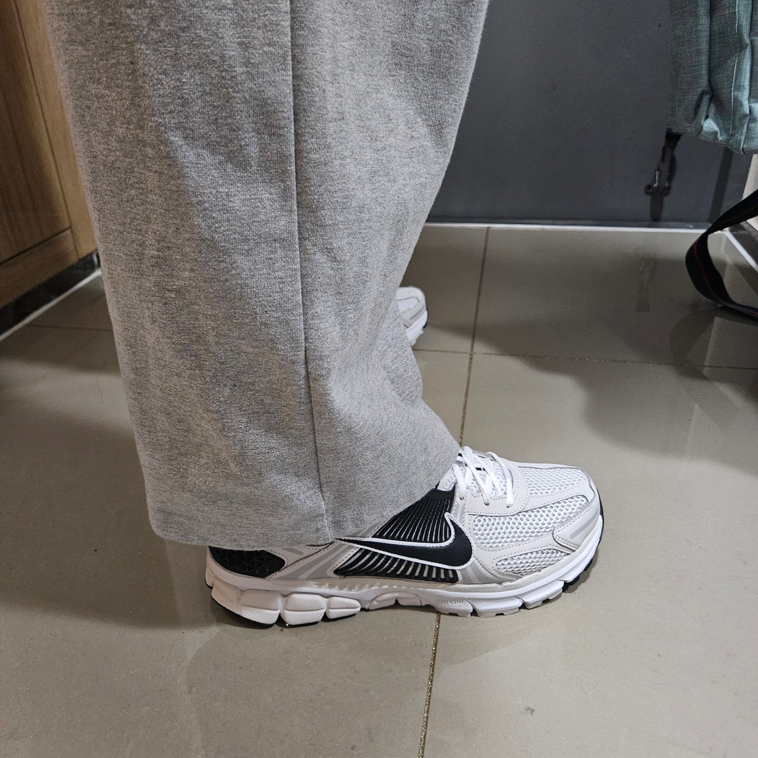 Nike Zoom Vomero 5 White Platinum Tint 착용 스타일 - 2