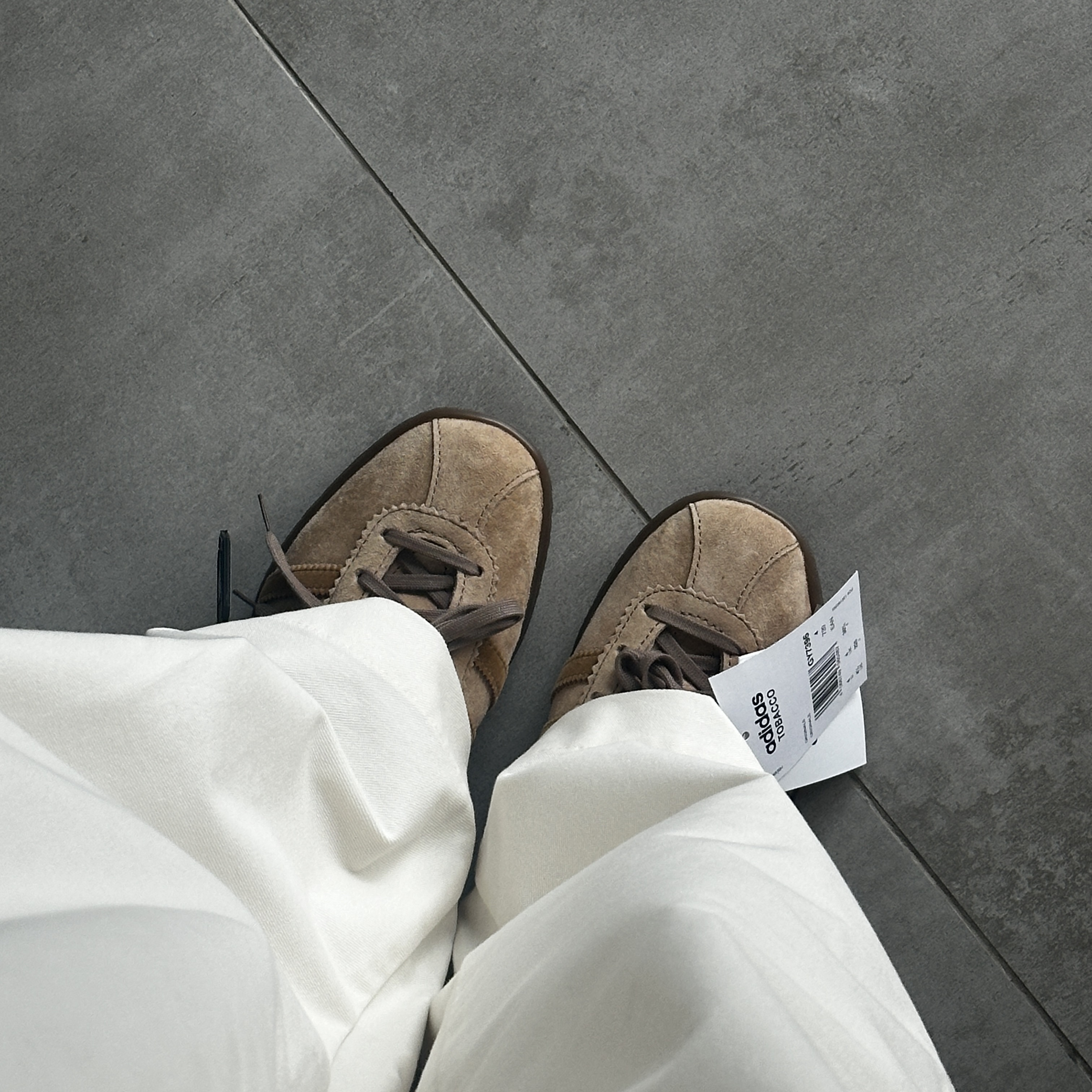 Adidas Tobacco Pantone Mesa 착용 스타일 - 1