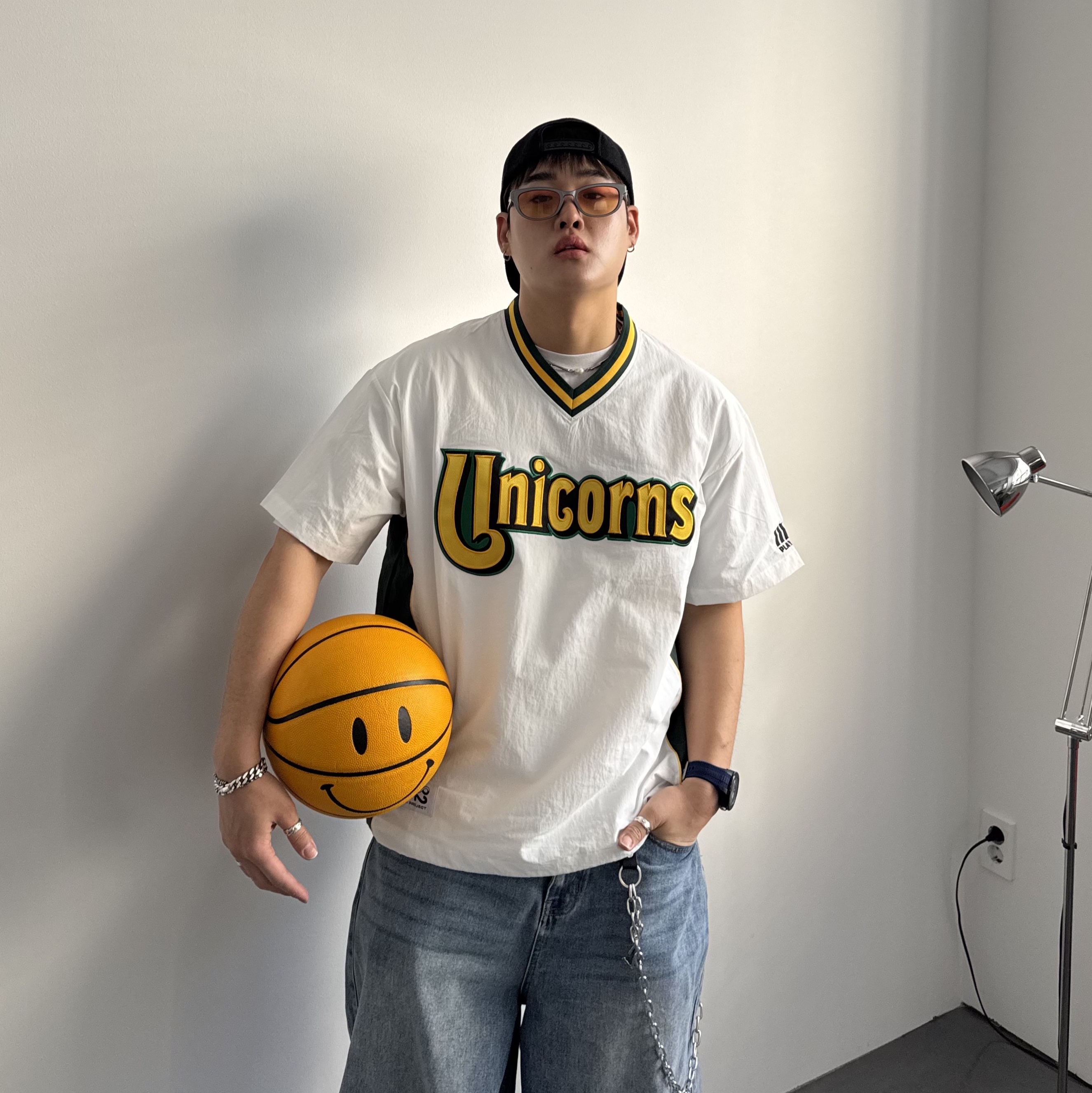 WILLBE PLAY Unicorns Overfit Anorak White, Nike Shox R4 Metallic Silver Red 착용 스타일 - 7