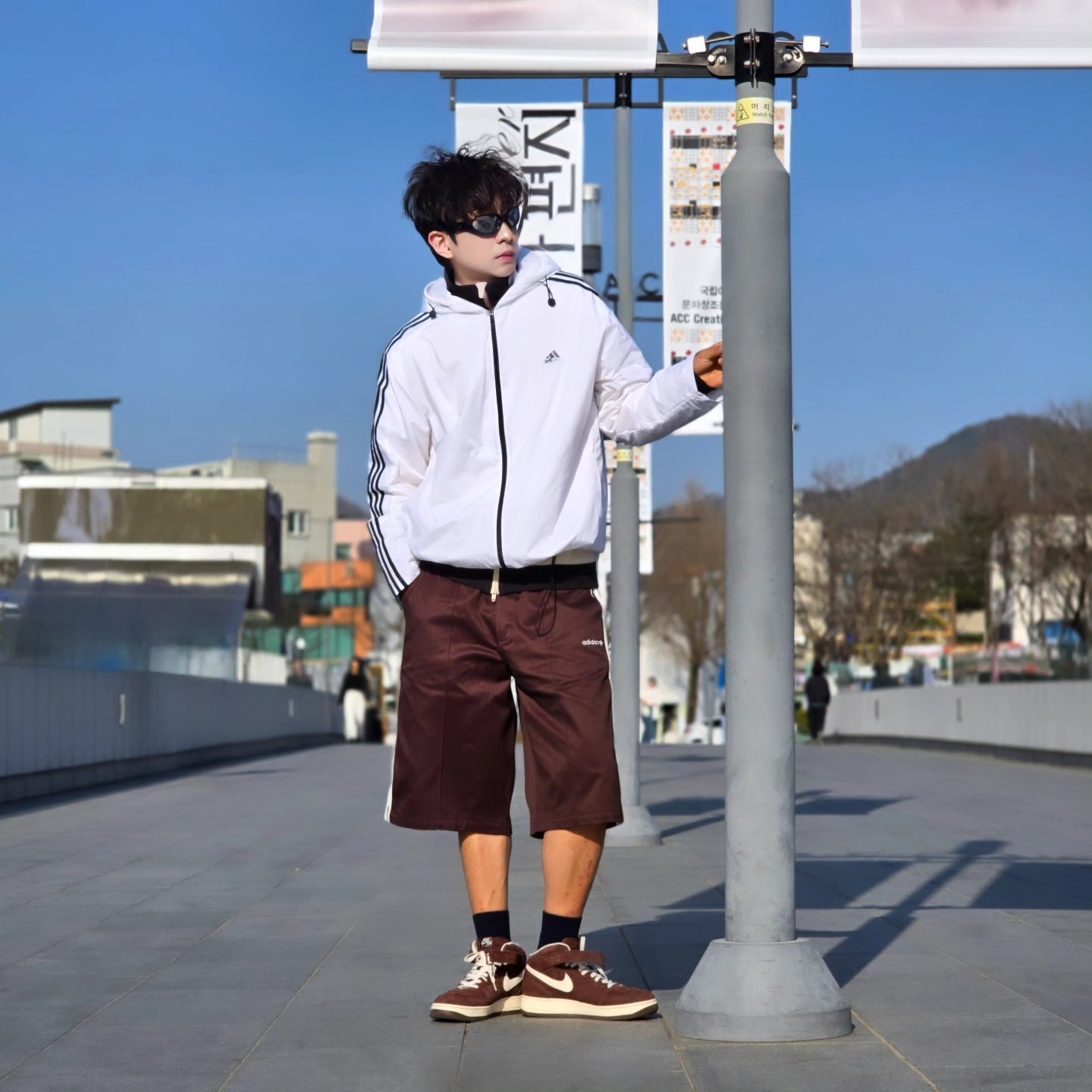 Adidas Essential 3S Woven Windbreaker Jacket White - KR Sizing, Adidas 80s Loose Buttoned 3-Stripes 11 Inch Bermuda Shorts Shadow Brown - KR Sizing 착용 스타일 - 1