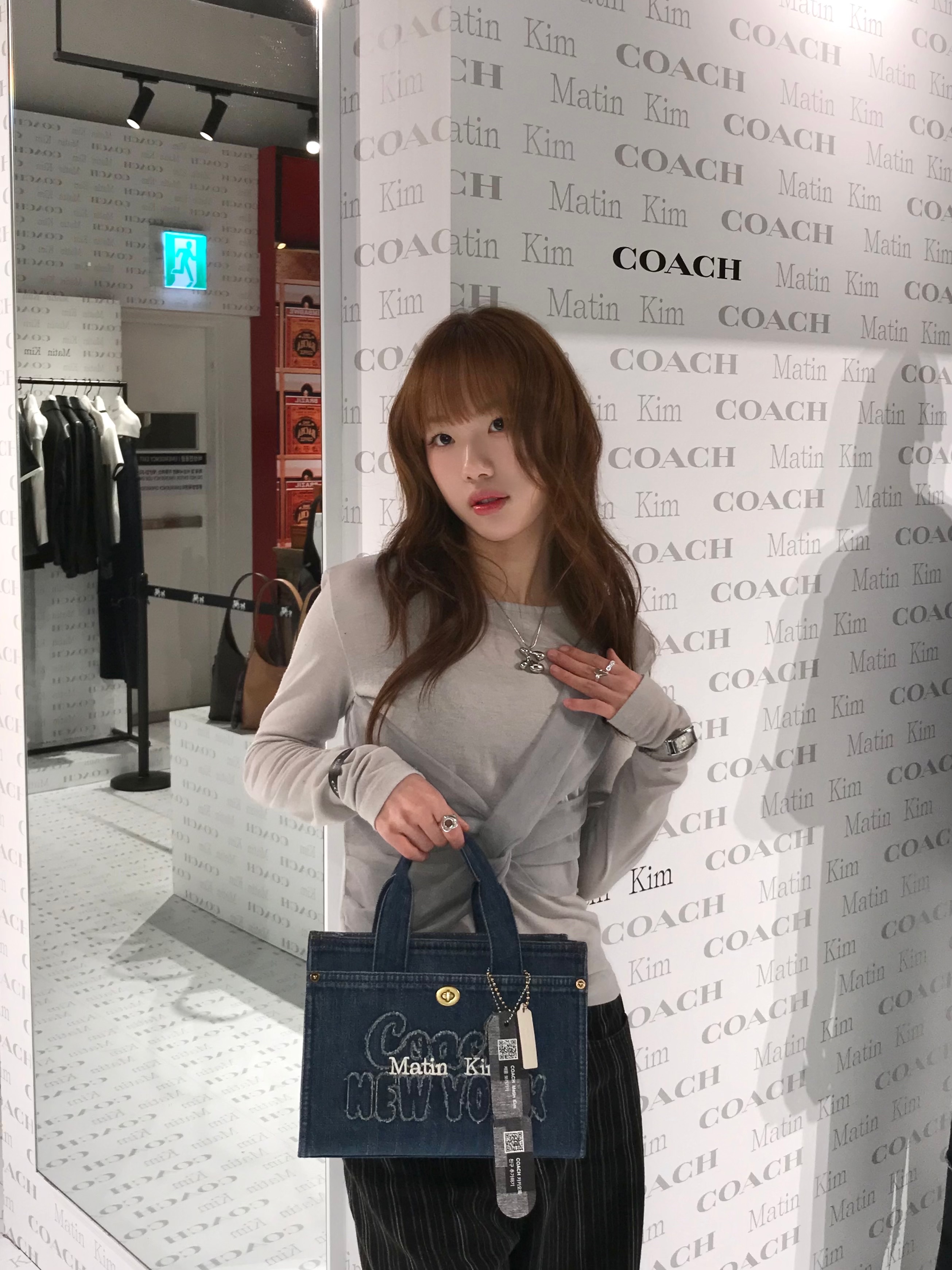 Coach x Matin Kim Cargo Tote Bag 26 Indigo, Coach x Matin Kim Cargo Tote Bag 26 Black 착용 스타일 - 2