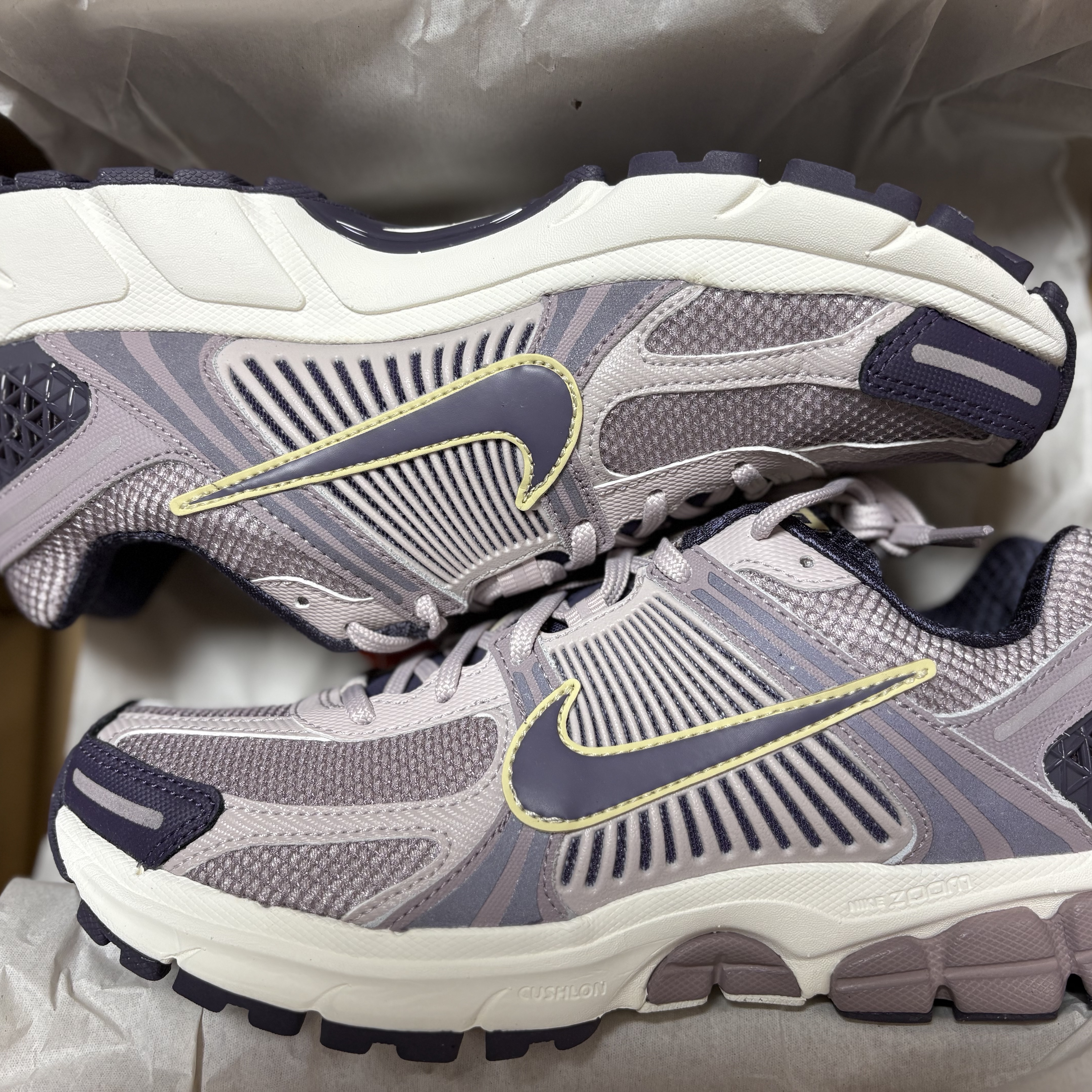 Nike Zoom Vomero 5 Platinum Violet Dark Raisin 착용 스타일 - 2