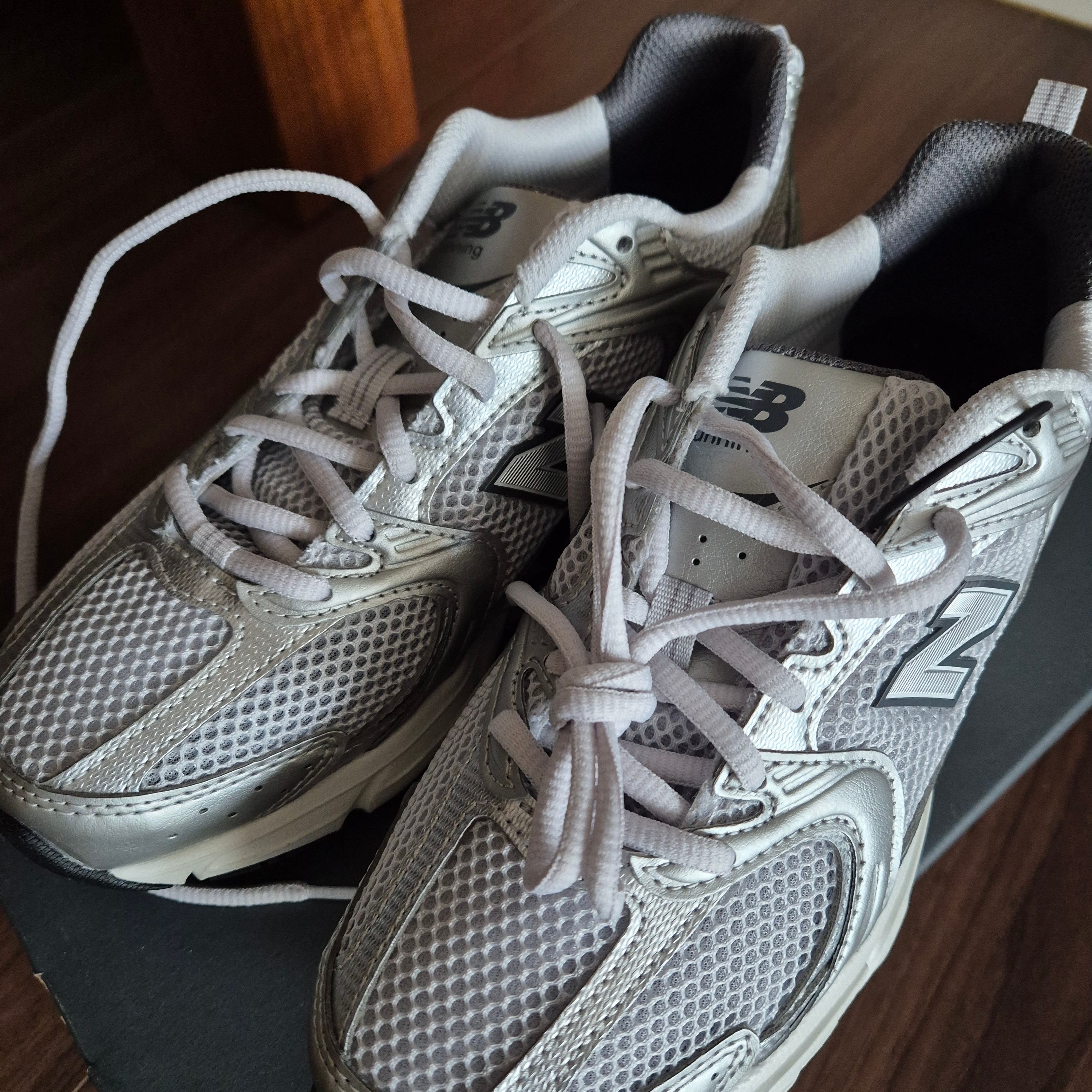 New Balance 530 Grey Matter Silver Metallic 착용 스타일 - 2