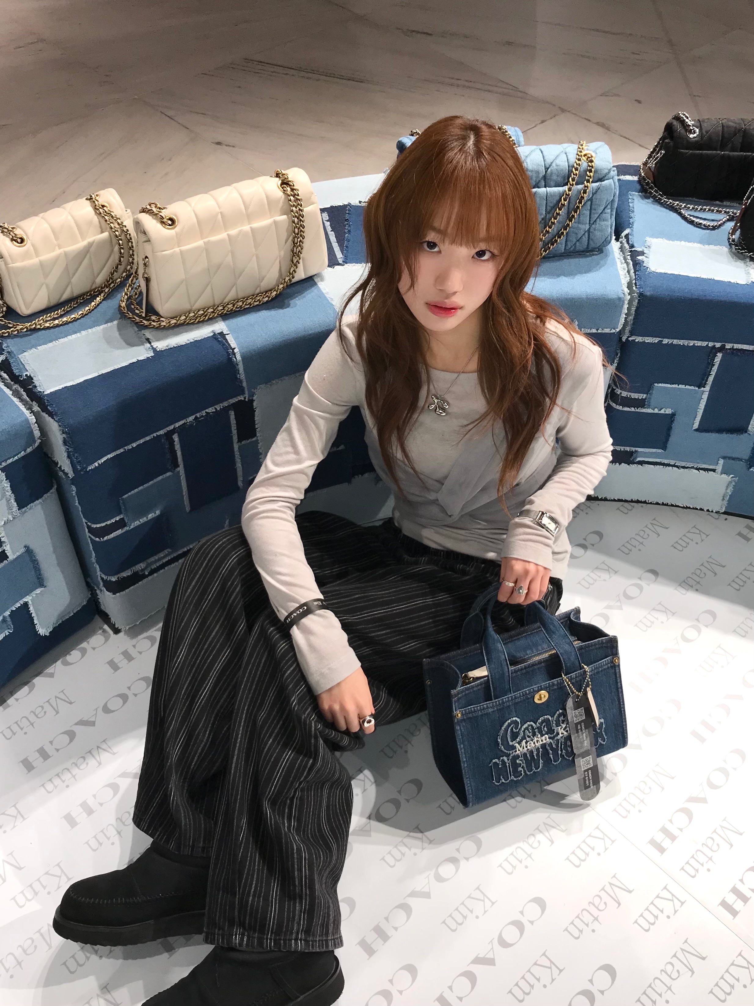 Coach x Matin Kim Cargo Tote Bag 26 Indigo, Coach x Matin Kim Cargo Tote Bag 26 Black 착용 스타일 - 3