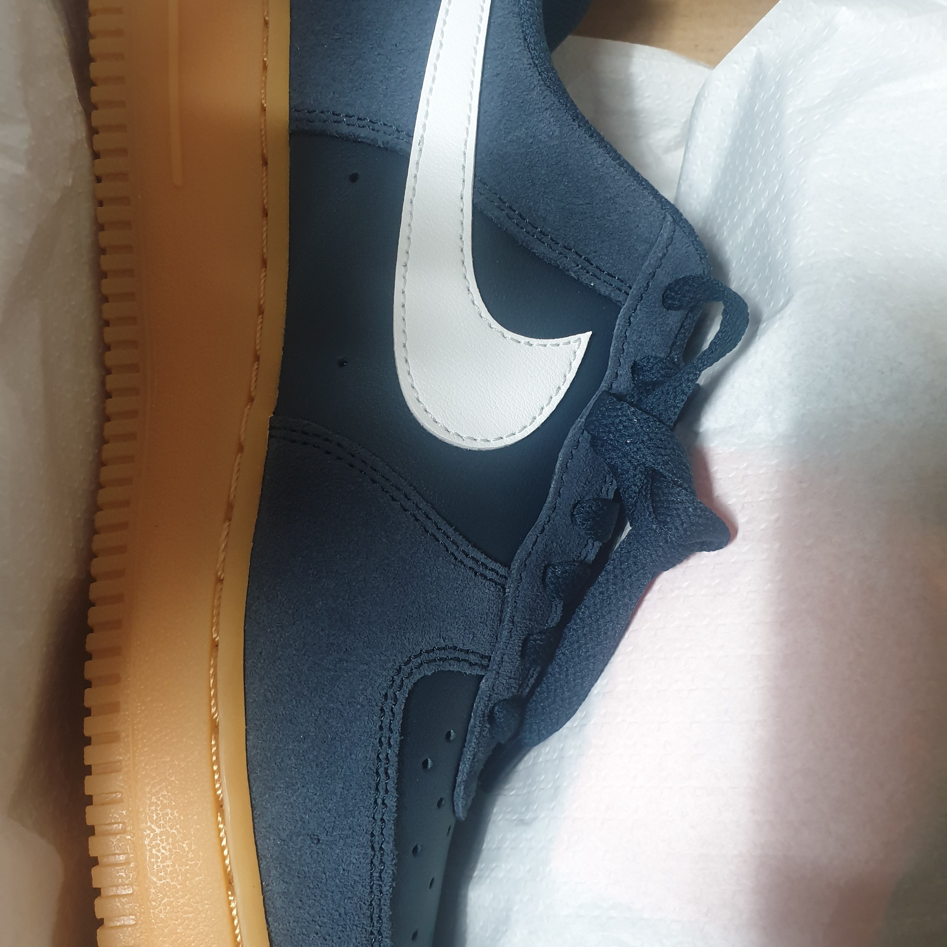 Nike Air Force 1 '07 LV8 Armory Navy Gum Light Brown 착용 스타일