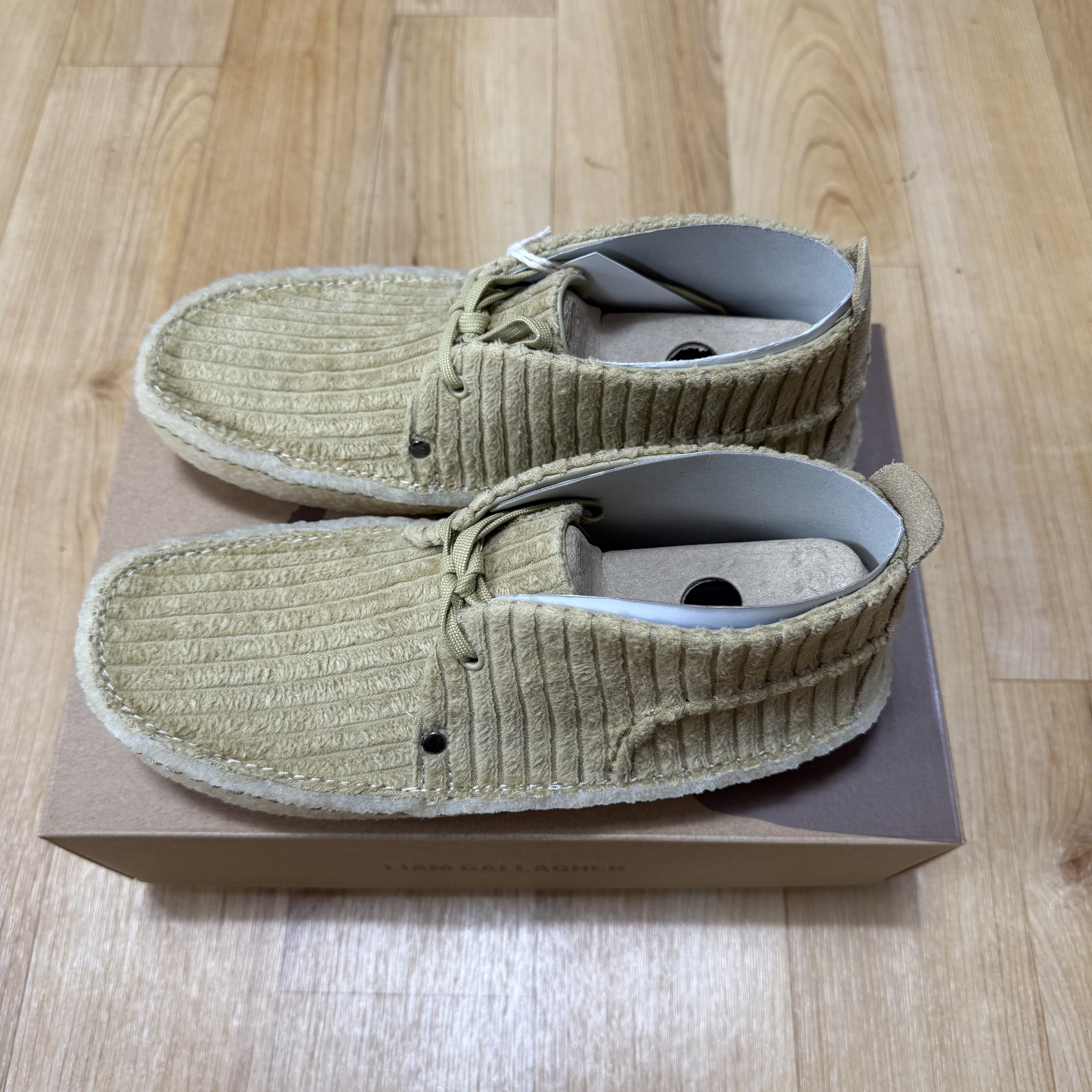 Clarks x Liam Gallagher Desert Rain Maple Cord 착용 스타일 - 2