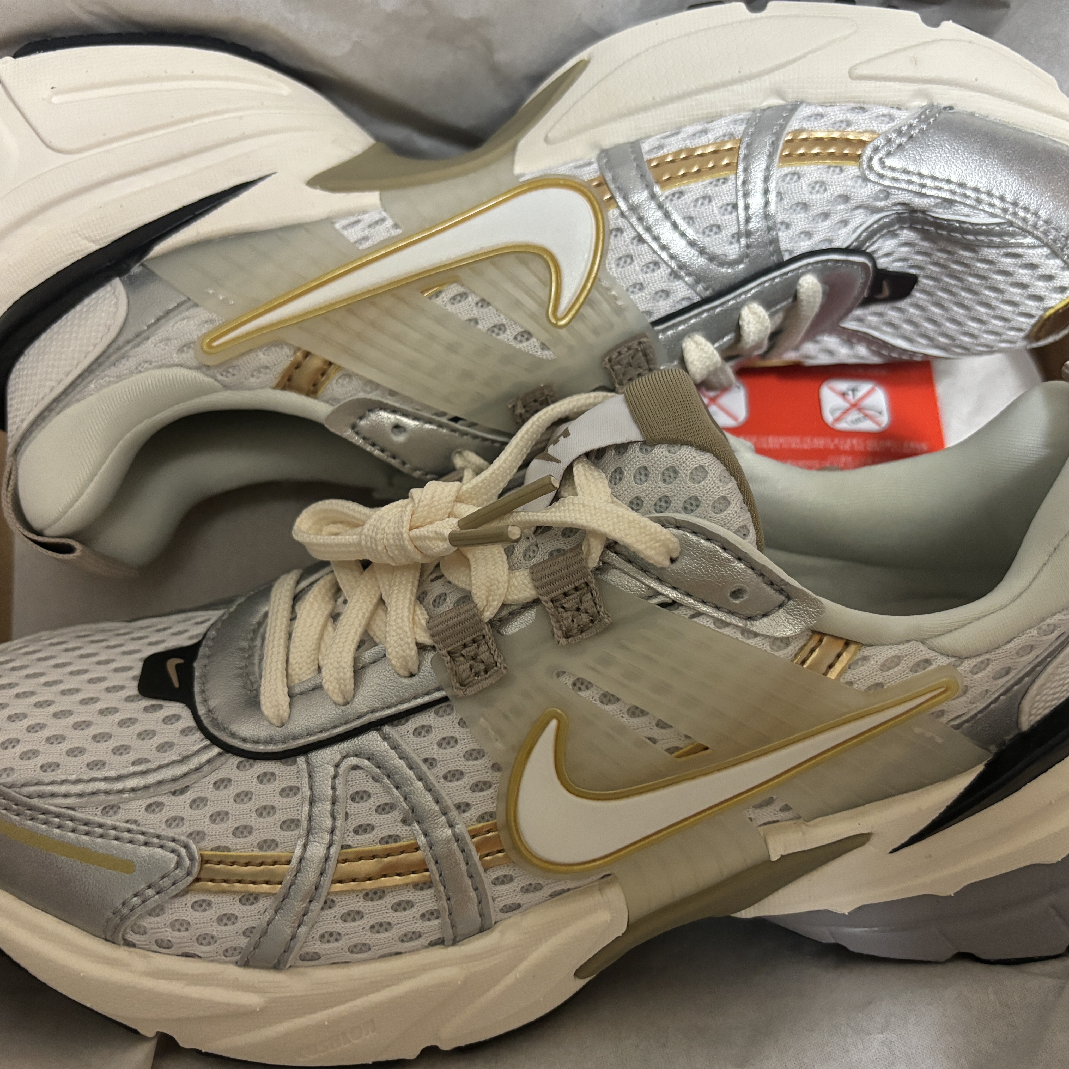 (W) Nike V2K Run White Khaki 착용 스타일