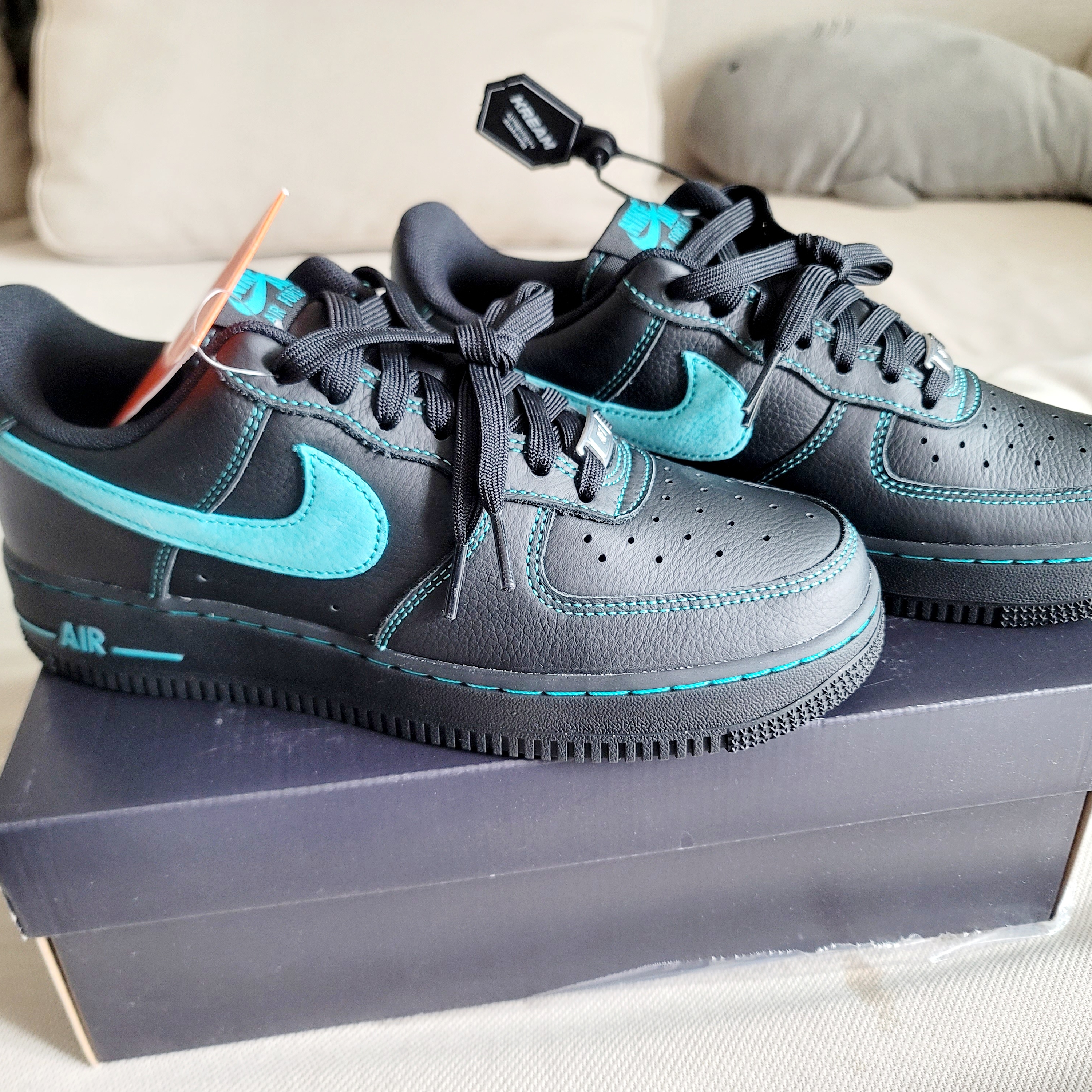 Nike Air Force 1 Low Black Aurora Green 착용 스타일 - 2