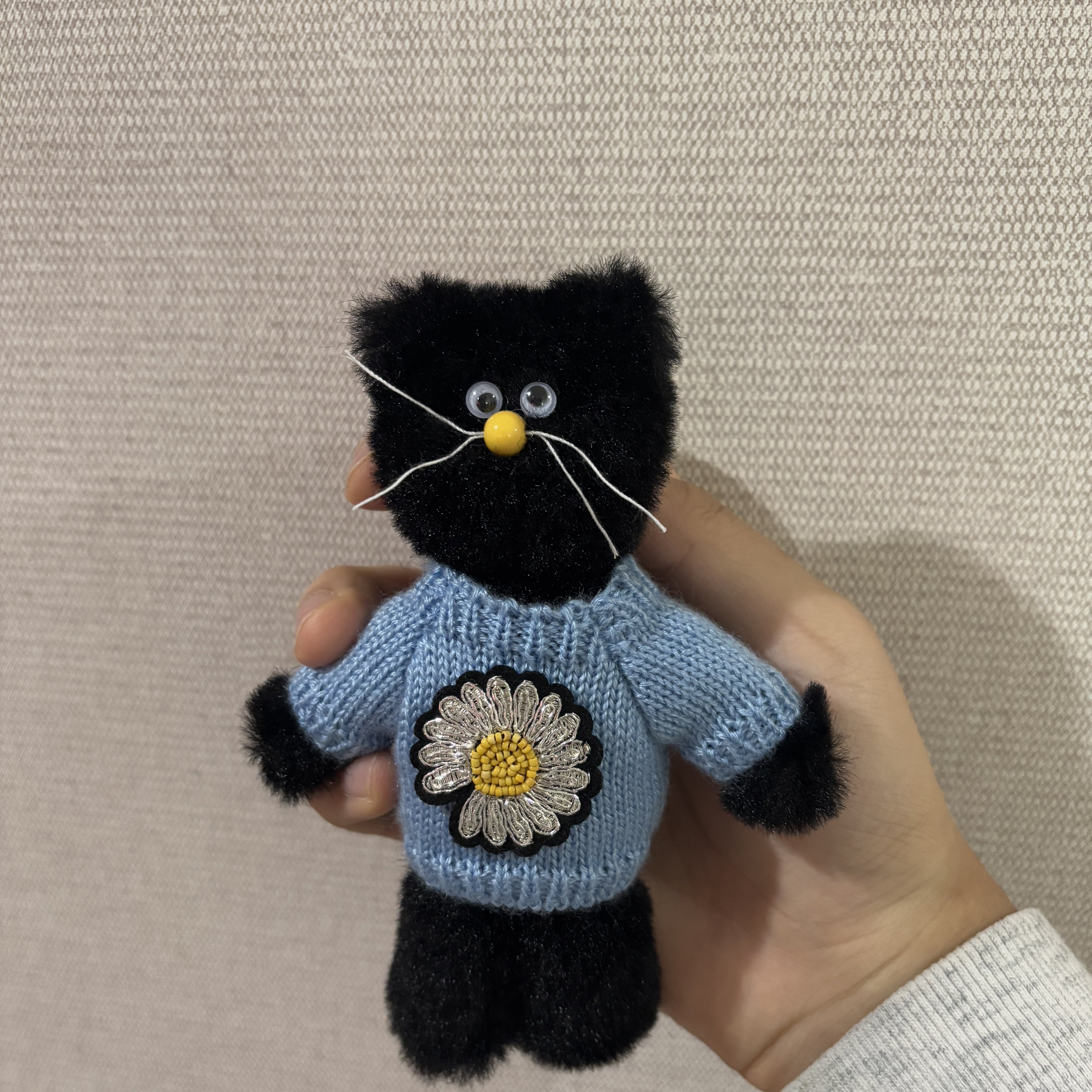Monamhee x Peaceminusone Daihee Plush Keyring 착용 스타일 - 2