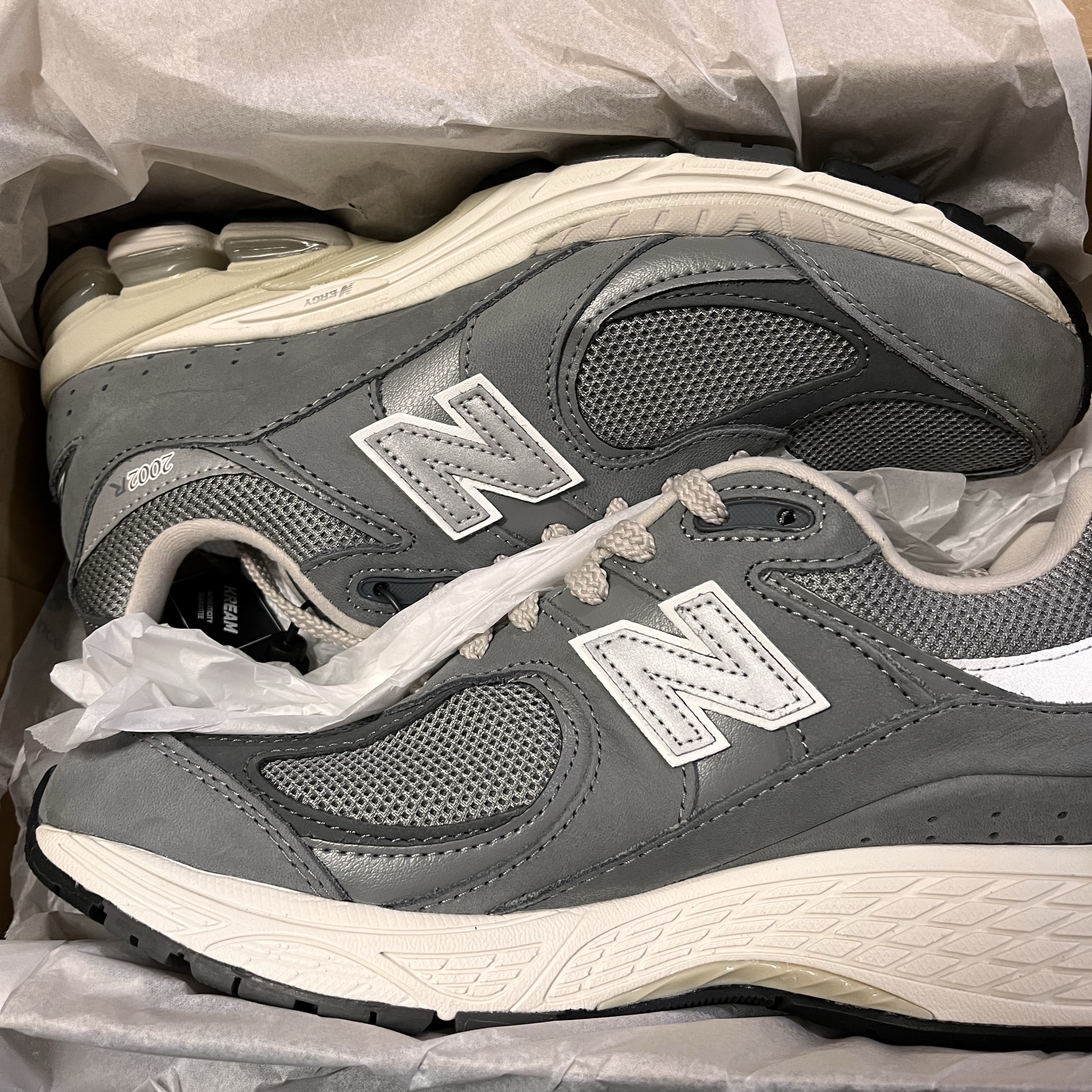 New Balance 2002R Premium Vintage Grey 착용 스타일