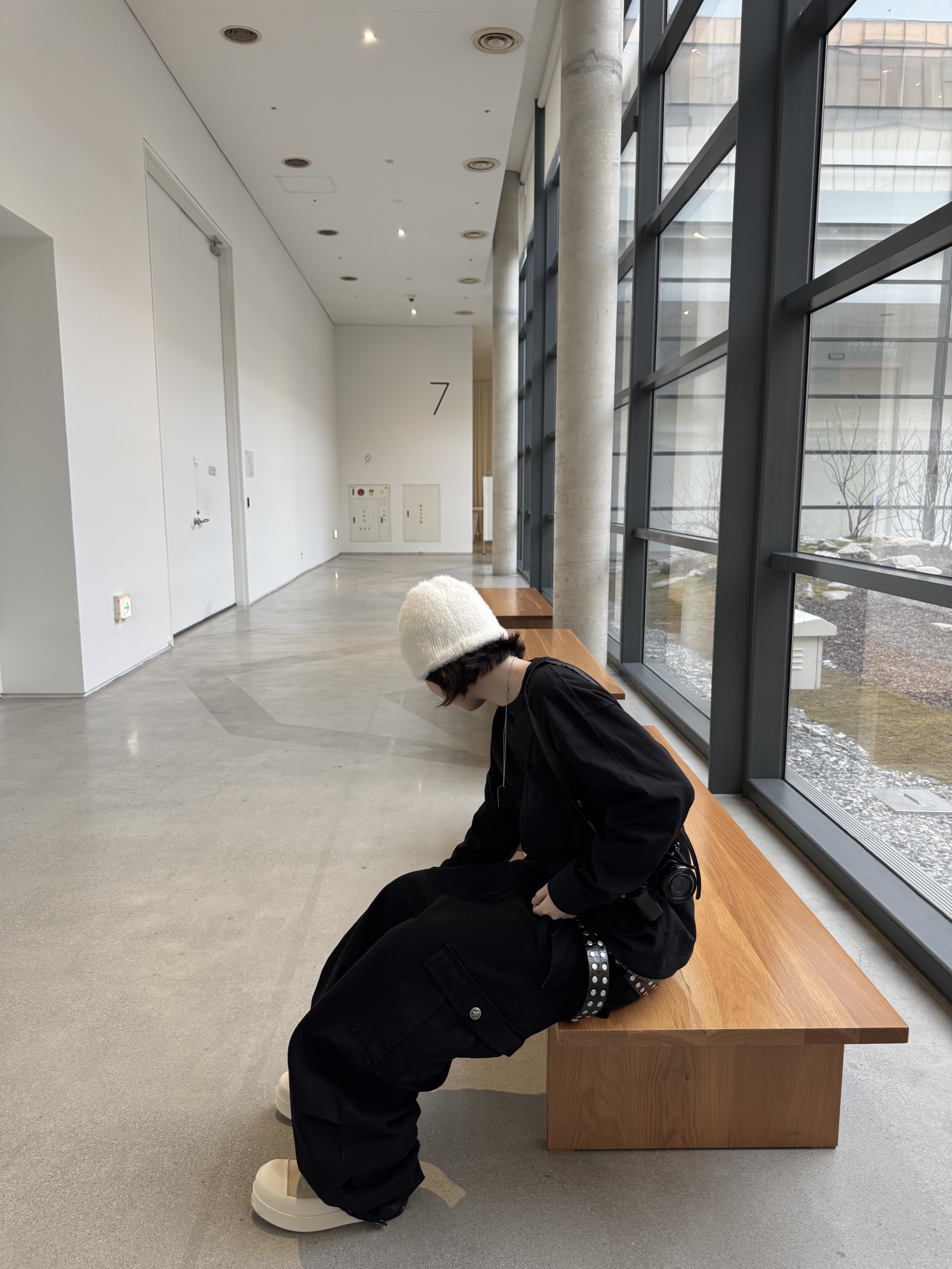 Aoiro Cutted Double Knee Belt Pants Black, (W) Balenciaga 3XL Sneakers Light Beige 착용 스타일 - 3