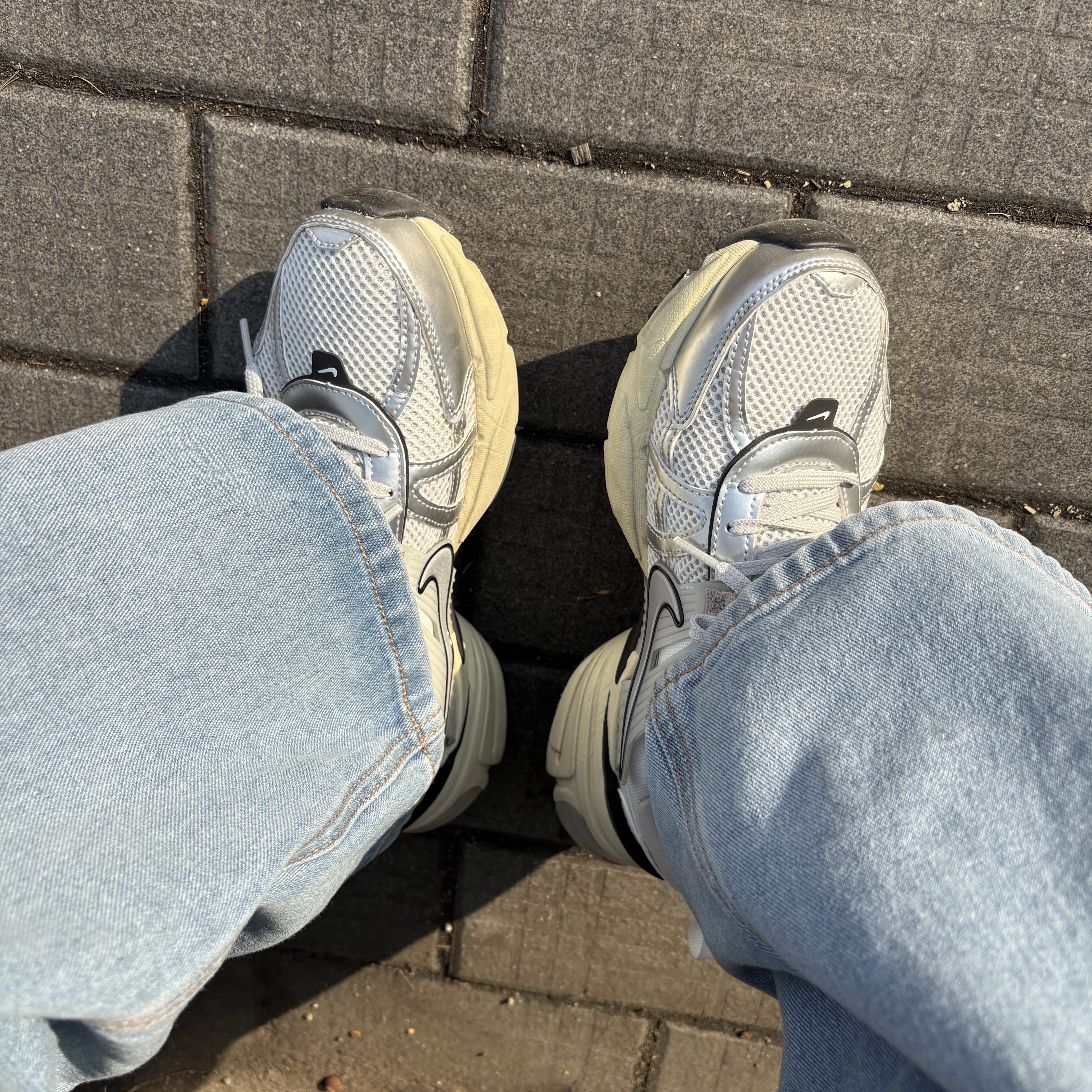 Nike V2K Run Pure Platinum Light Iron Ore 착용 스타일