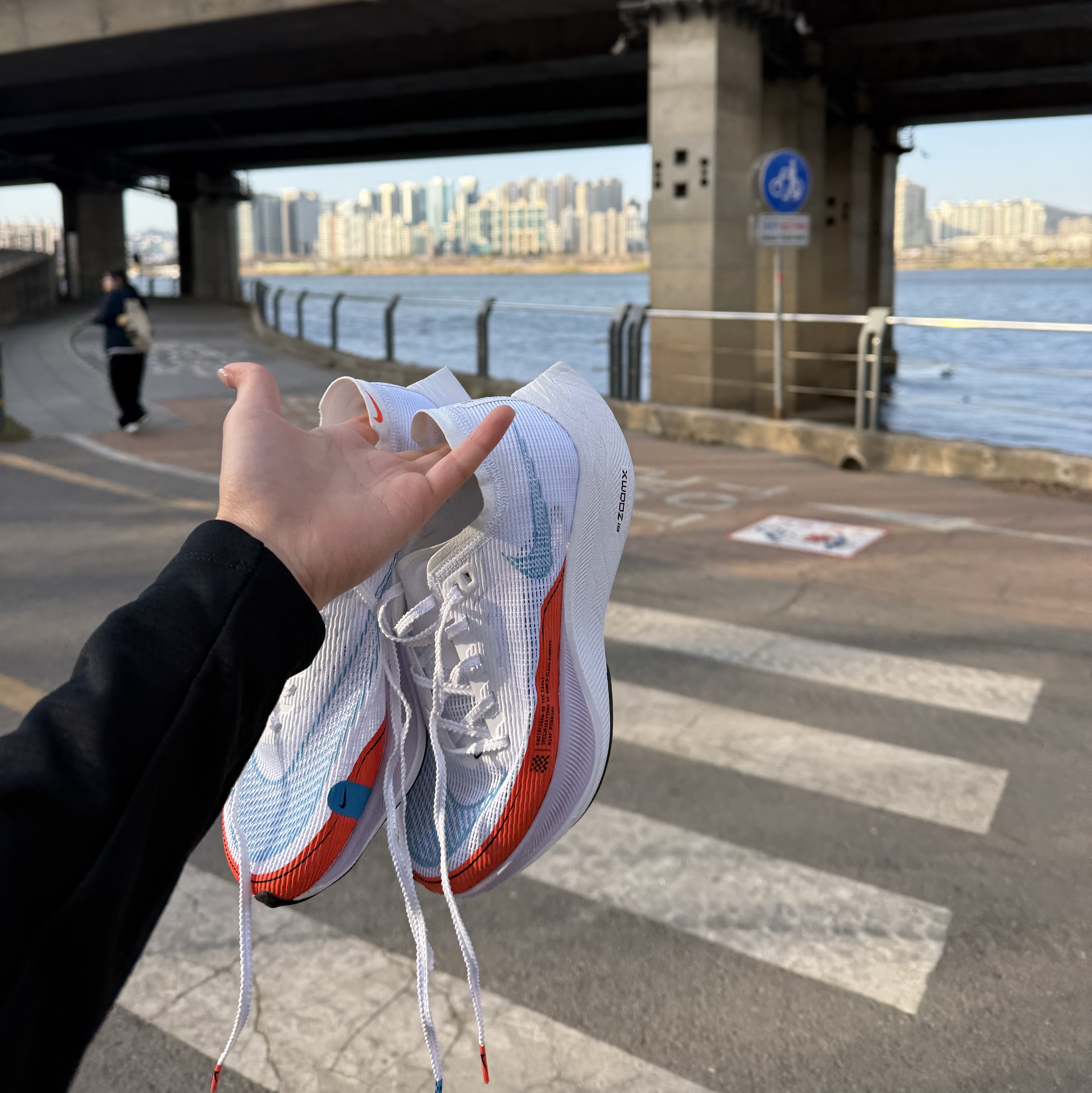 (W) Nike ZoomX Vaporfly Next% 2 White Laser Blue Rush Orange 착용 스타일 - 2