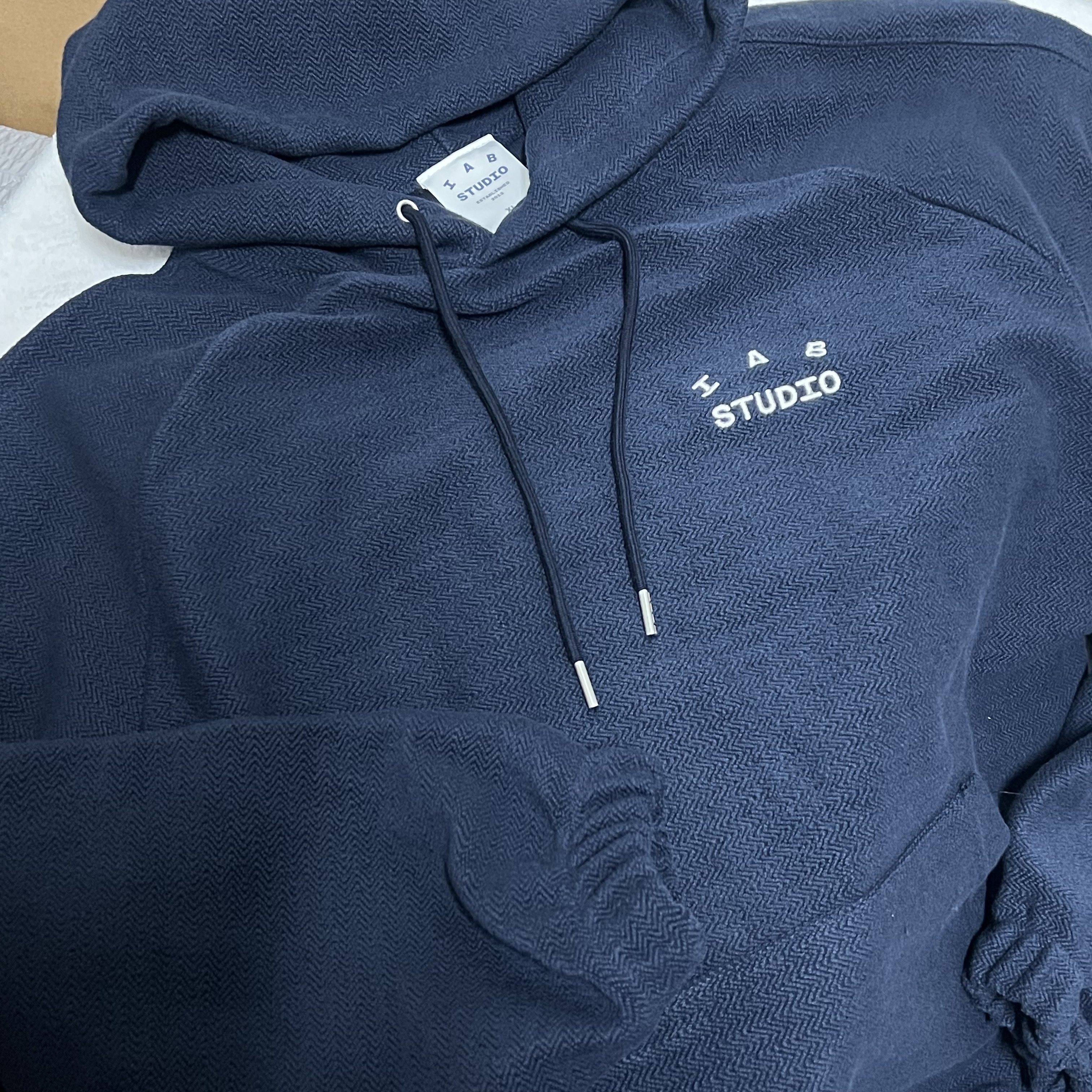 IAB Studio Herringbone Hoodie Gray White, IAB Studio Herringbone Hoodie Navy White 착용 스타일 - 3