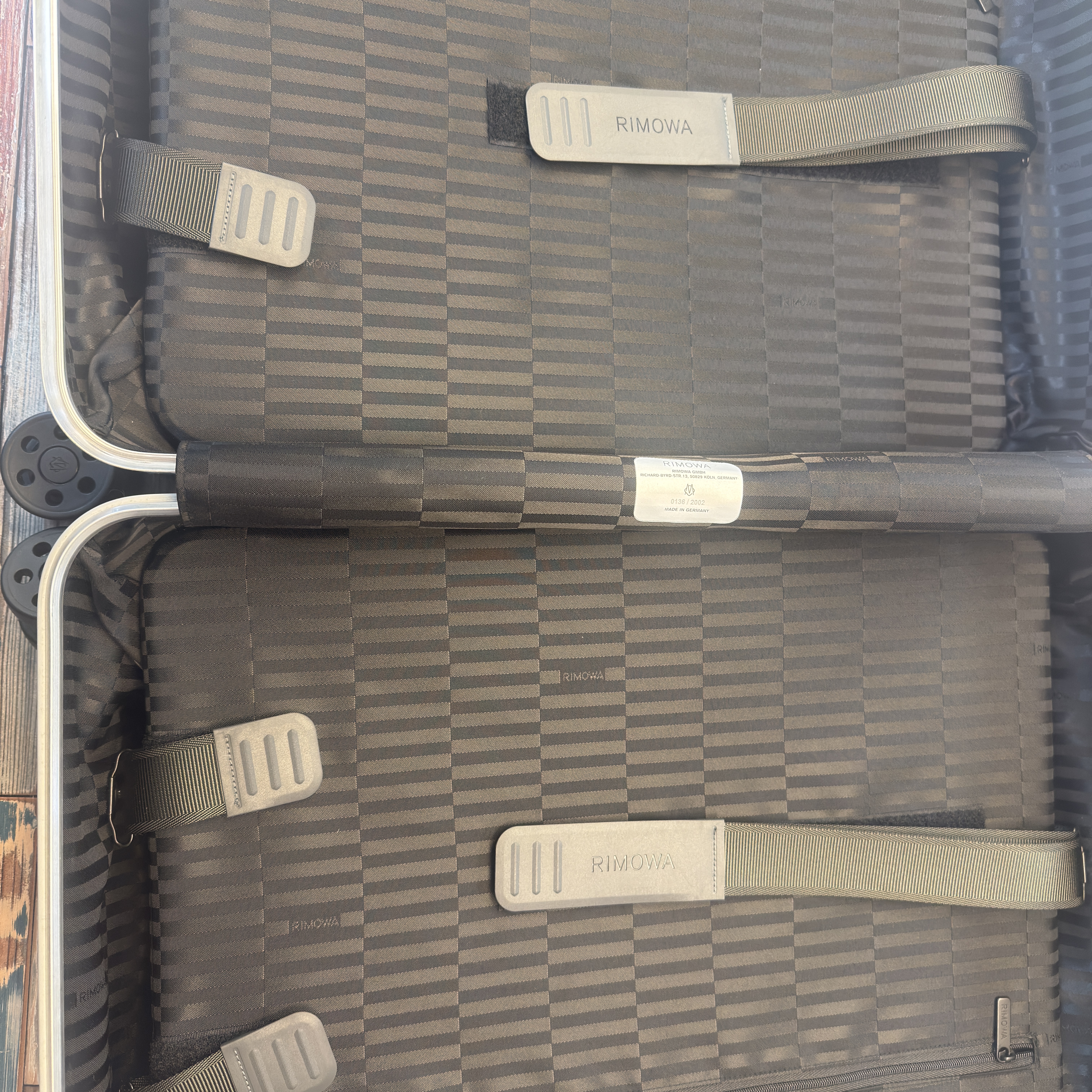 Rimowa Original Cabin Aluminium Suitcase Silver 착용 스타일 - 3