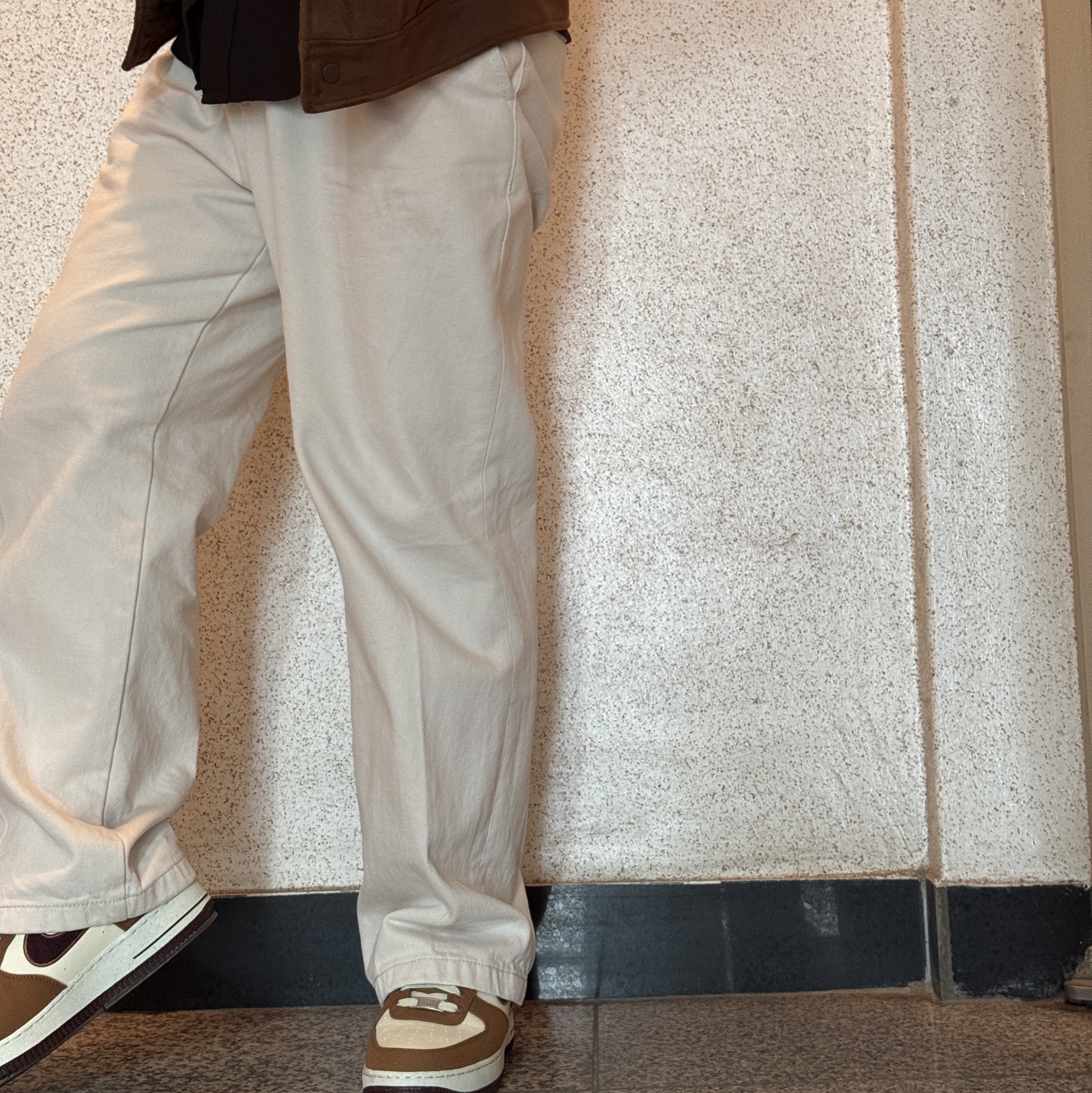 Nike Air Force 1 '07 LV8 Light British Tan Coconut Milk 착용 스타일