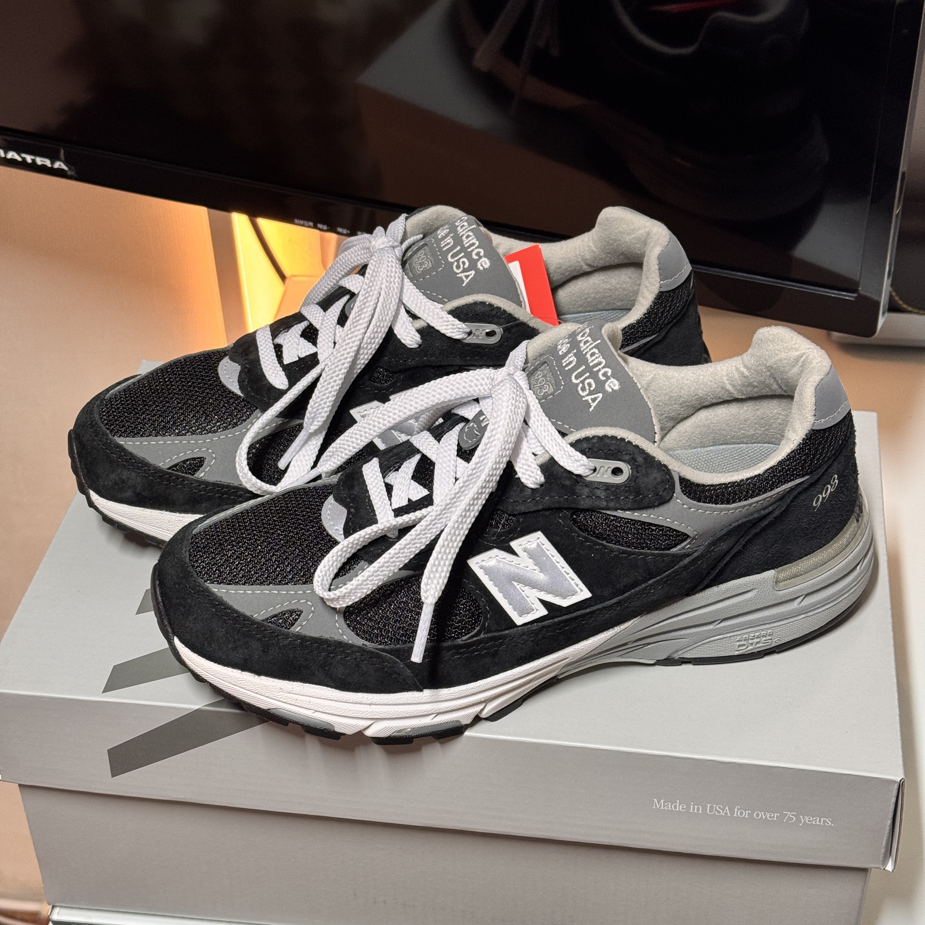 (W) 뉴발란스 993 메이드 인 USA 블랙 - B 스탠다드, 뉴발란스 993 메이드 인 USA 블랙 - D 스탠다드 착용 스타일 - 4