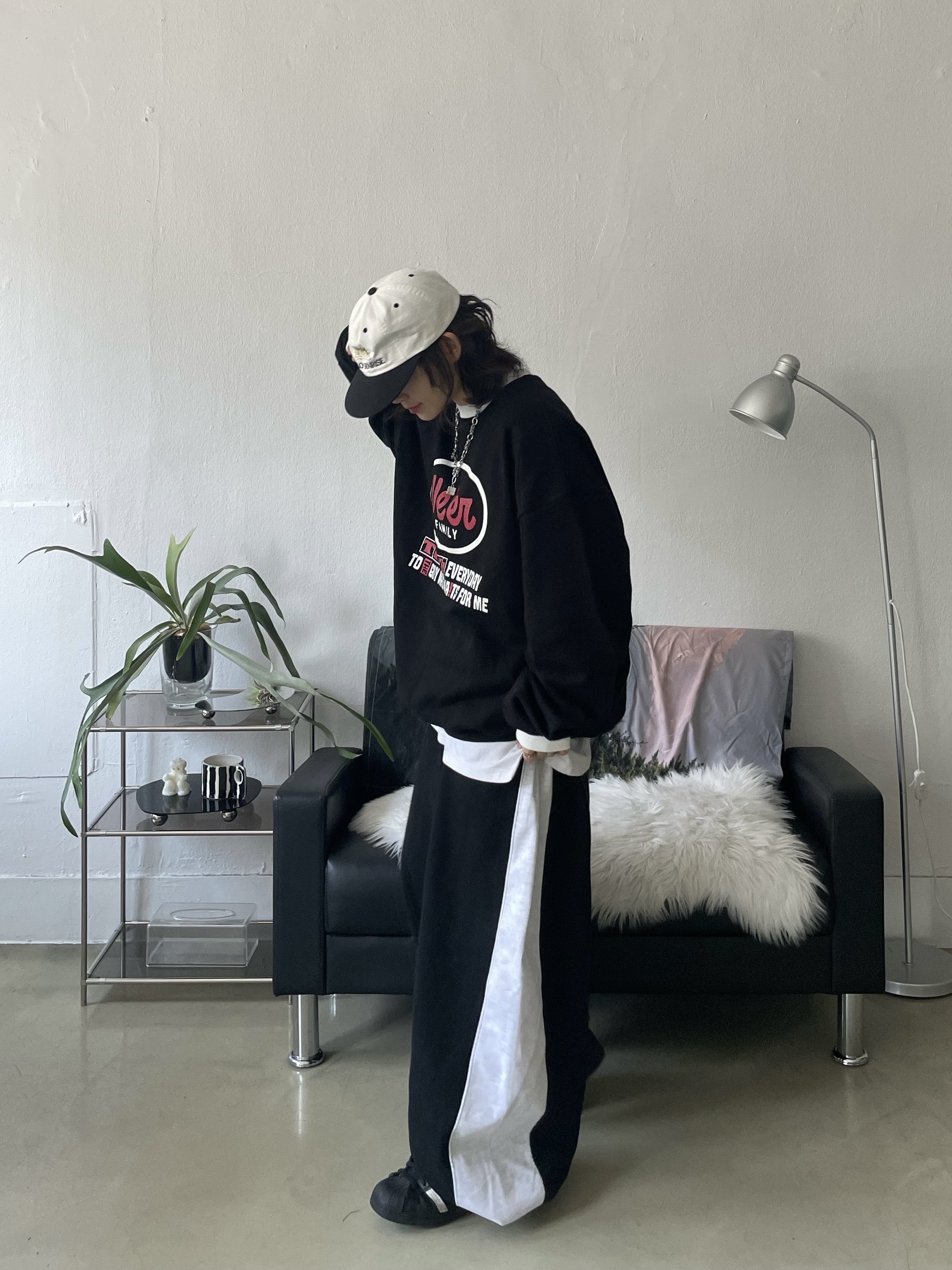 CDG 백팩 블랙, 헬로선라이즈 투톤 워시드 OG 로고 6패널 캡 화이트 블랙 착용 스타일 - 7
