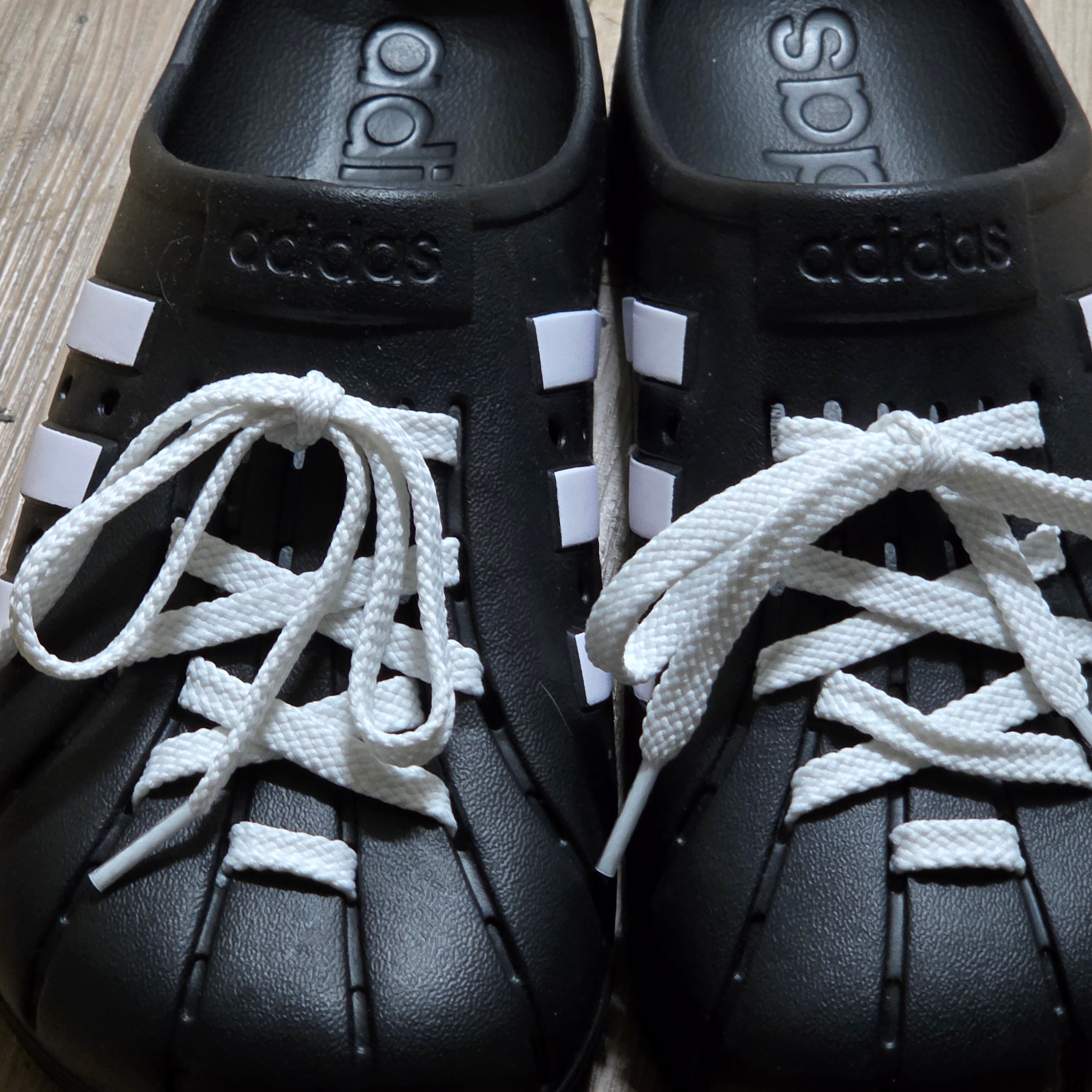 Adidas Adilette Clog Black White 착용 스타일 - 2
