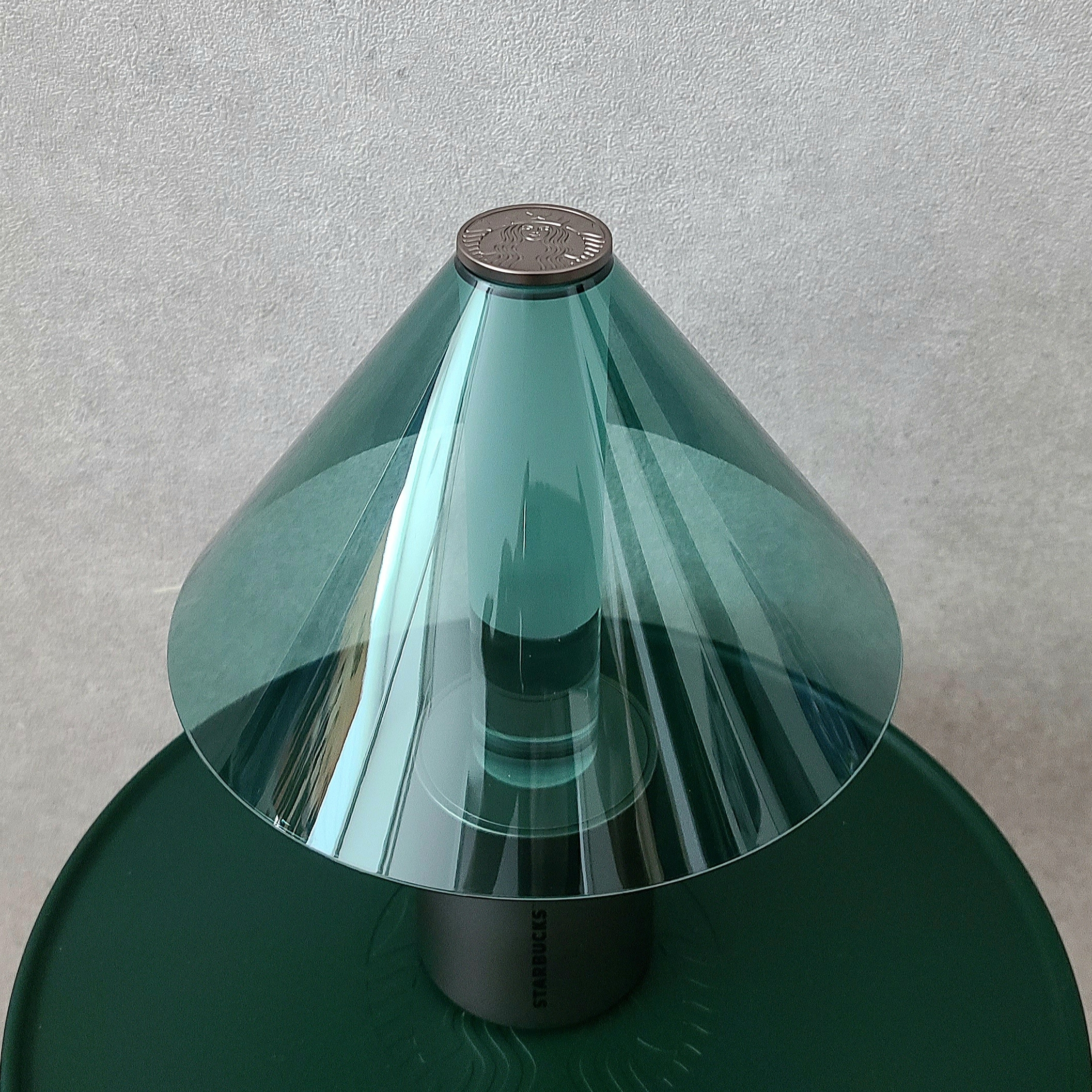 Starbucks x Bonakia Portable Lamp K Green, Starbucks x Helinox Side Table Green 착용 스타일 - 1