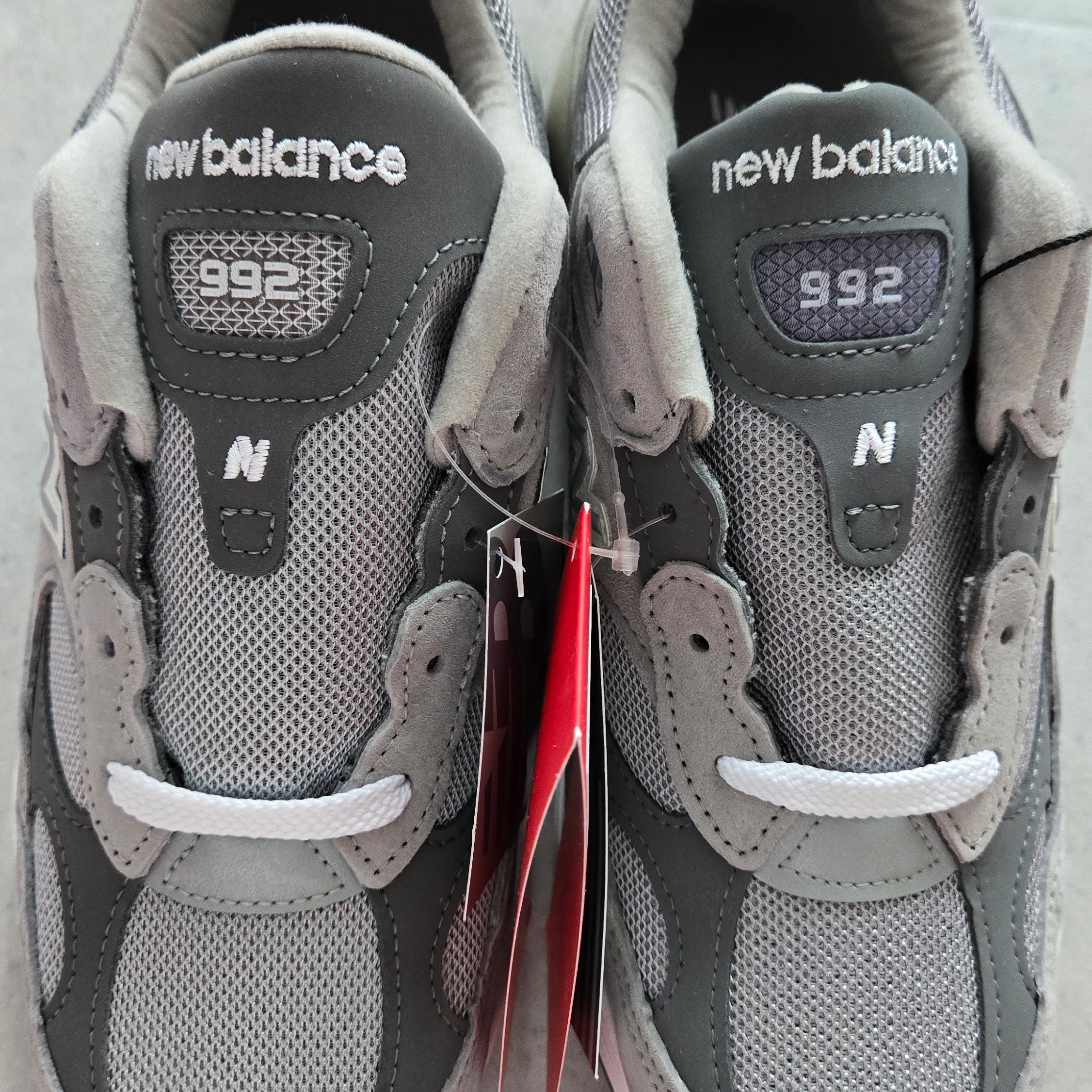 New Balance 992 Made in USA Core Grey Silver Metallic 착용 스타일 - 1