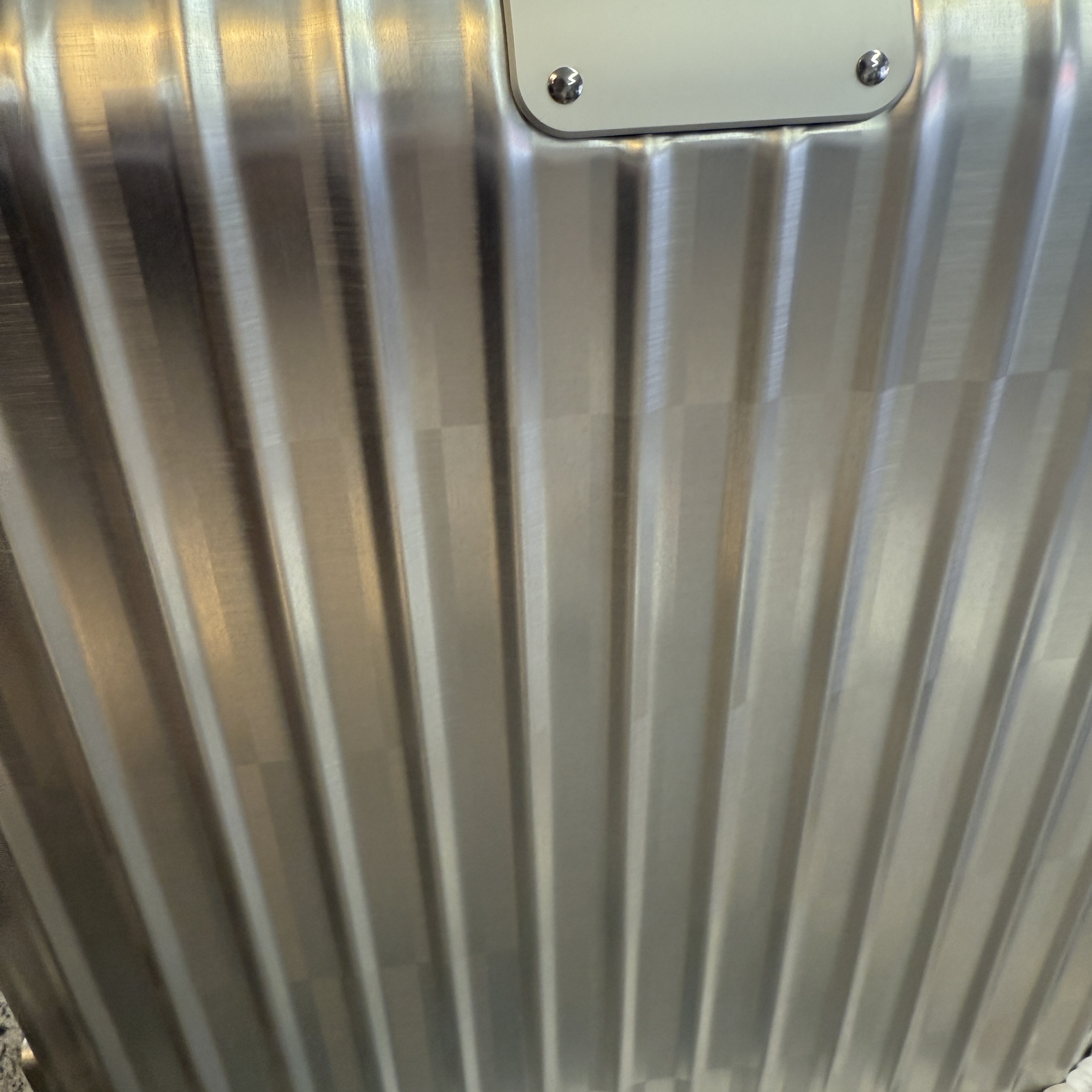 Rimowa Original Cabin Aluminium Suitcase Silver 착용 스타일 - 2
