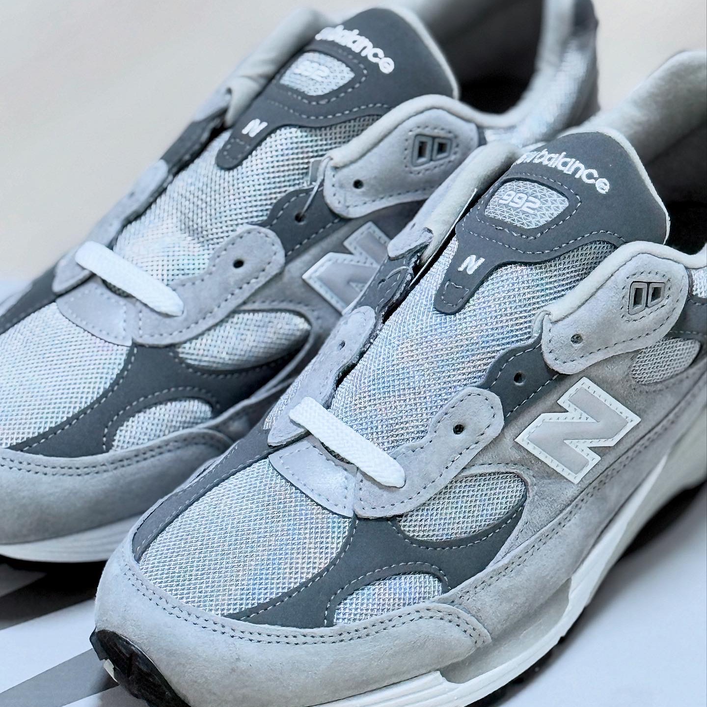 New Balance 992 Made in USA Core Grey Silver Metallic 착용 스타일 - 3