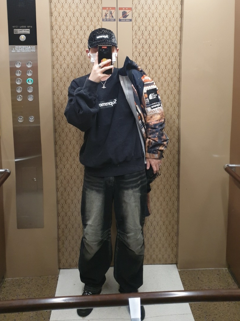 Supreme Leopard Velvet Camp Cap Black - 24SS, Supreme Washed Box Logo Crewneck Black - 25SS 착용 스타일