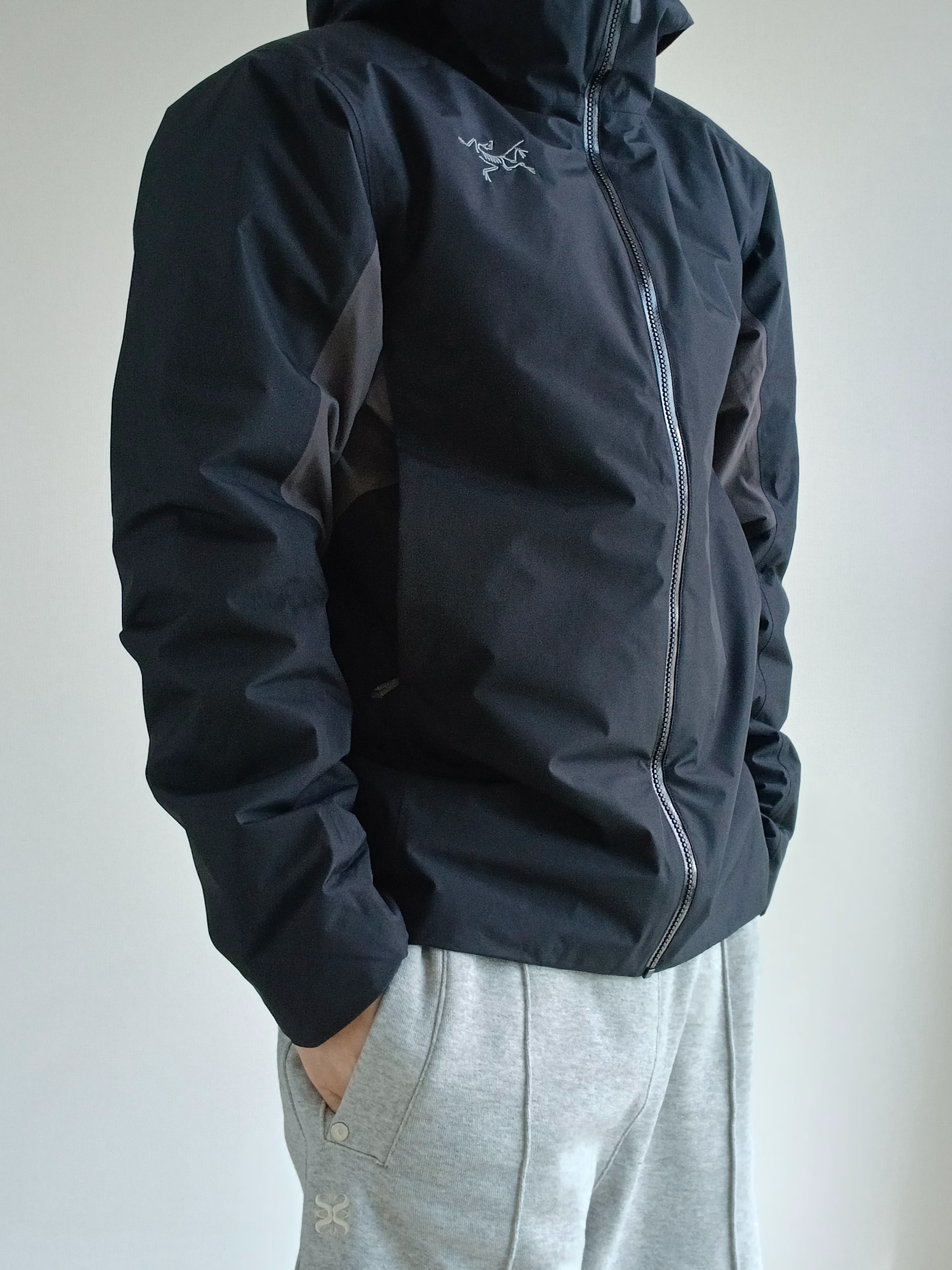 Arc'teryx Solano Insulated Hoody Black Graphite, Arc'teryx Solano Insulated Hoody Black Graphite 착용 스타일 - 5