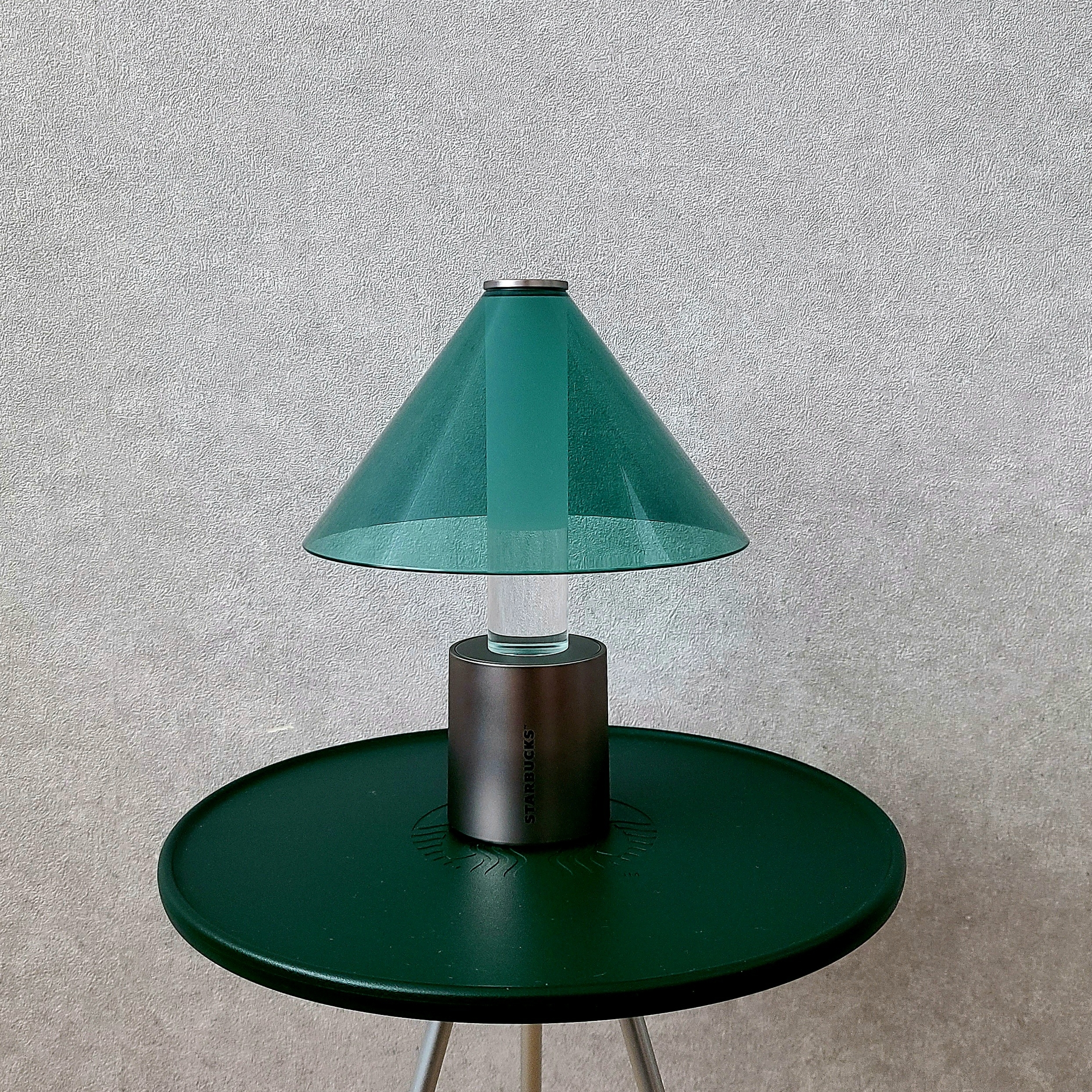 Starbucks x Bonakia Portable Lamp K Green, Starbucks x Helinox Side Table Green 착용 스타일 - 2