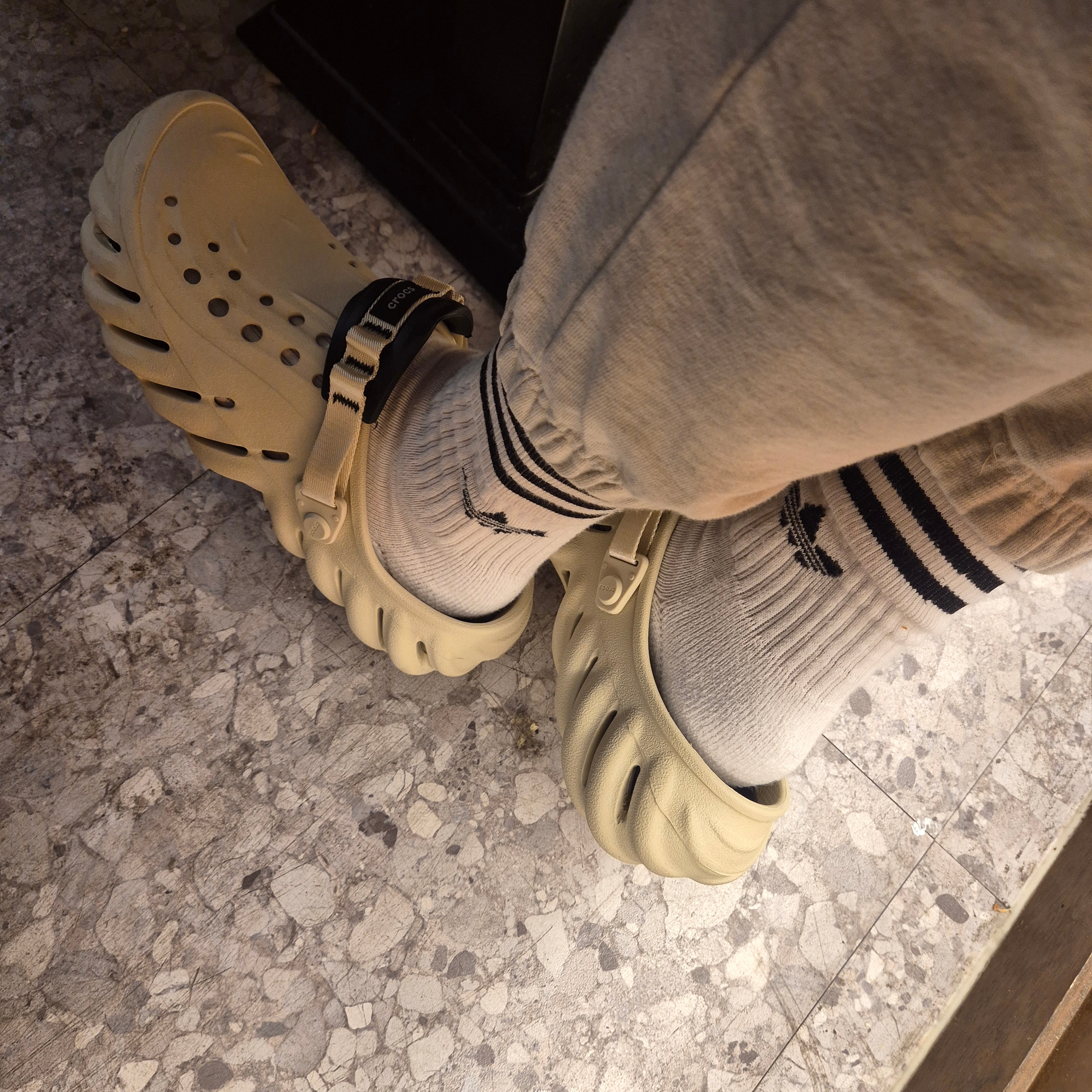 Crocs Echo Clog Bone Black 착용 스타일