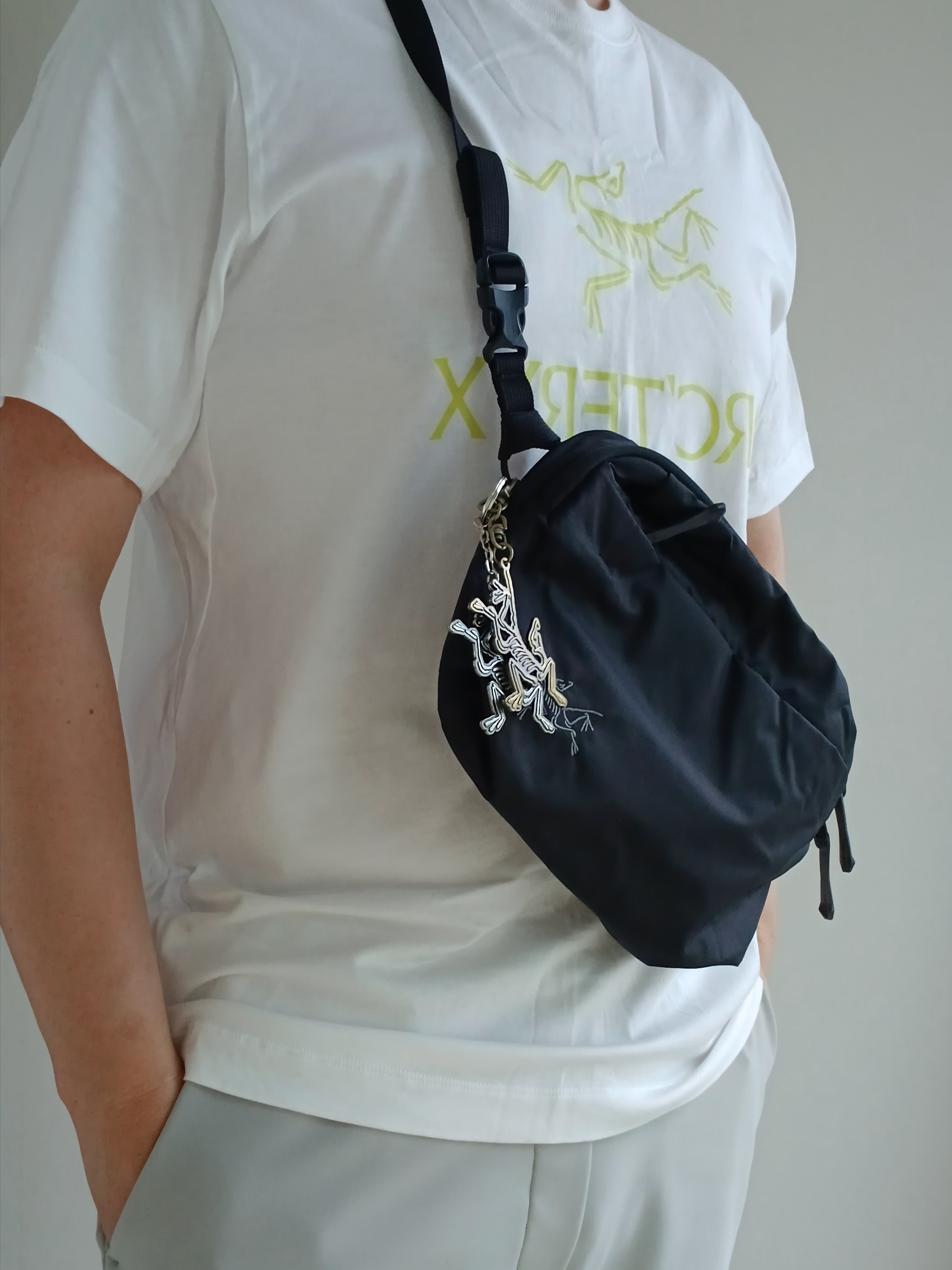 Arc'teryx Keyring Metal, Arc'teryx Heliad 6 Crossbody Bag Black 착용 스타일 - 1